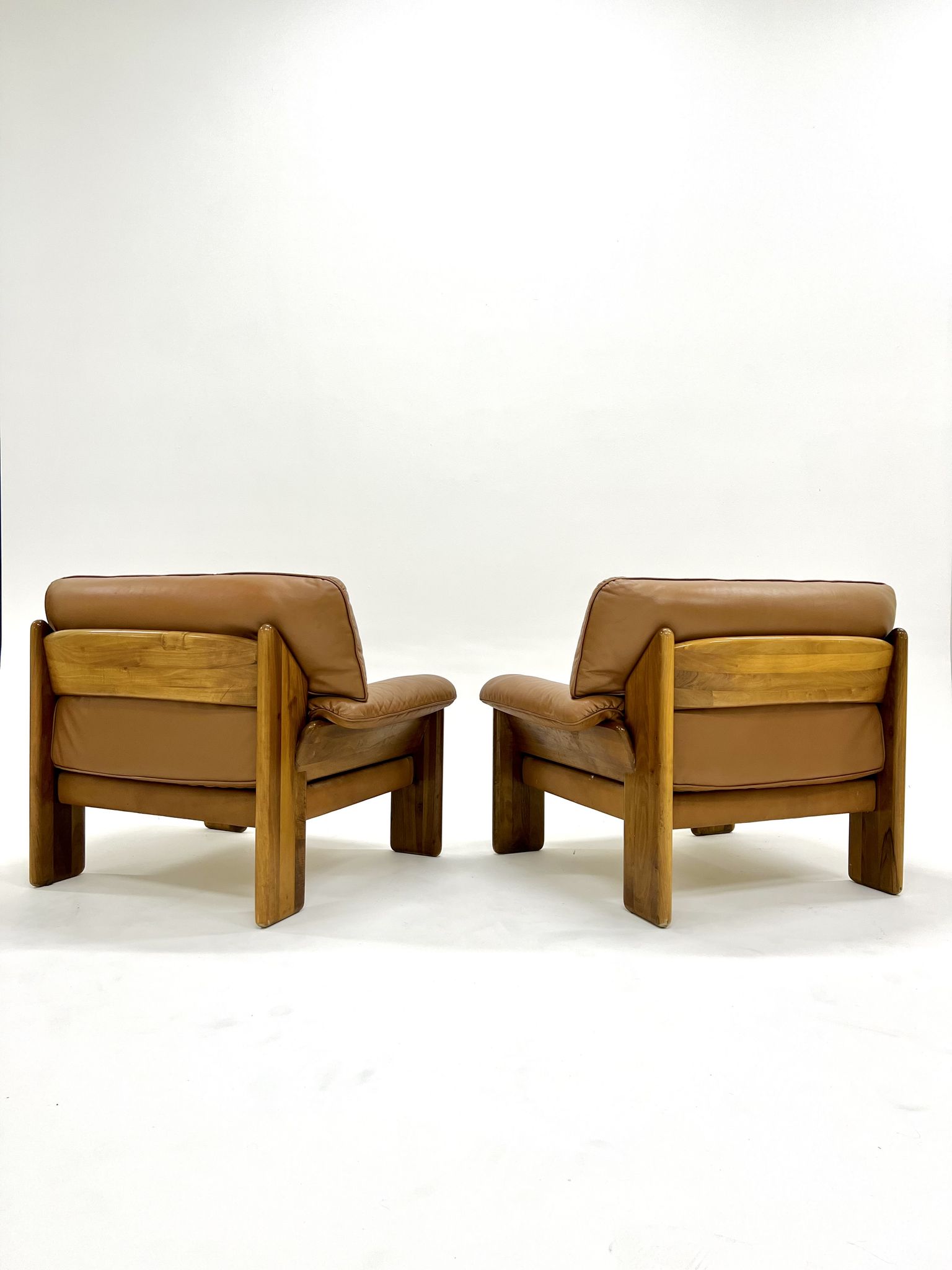 Pair of leather armchairs by Sapporo for Mobil Girgi, italy 1970s