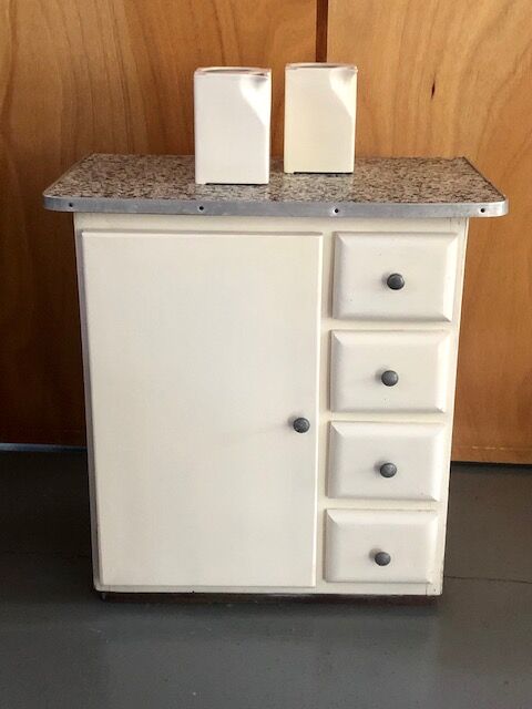 Kitchen service cabinet