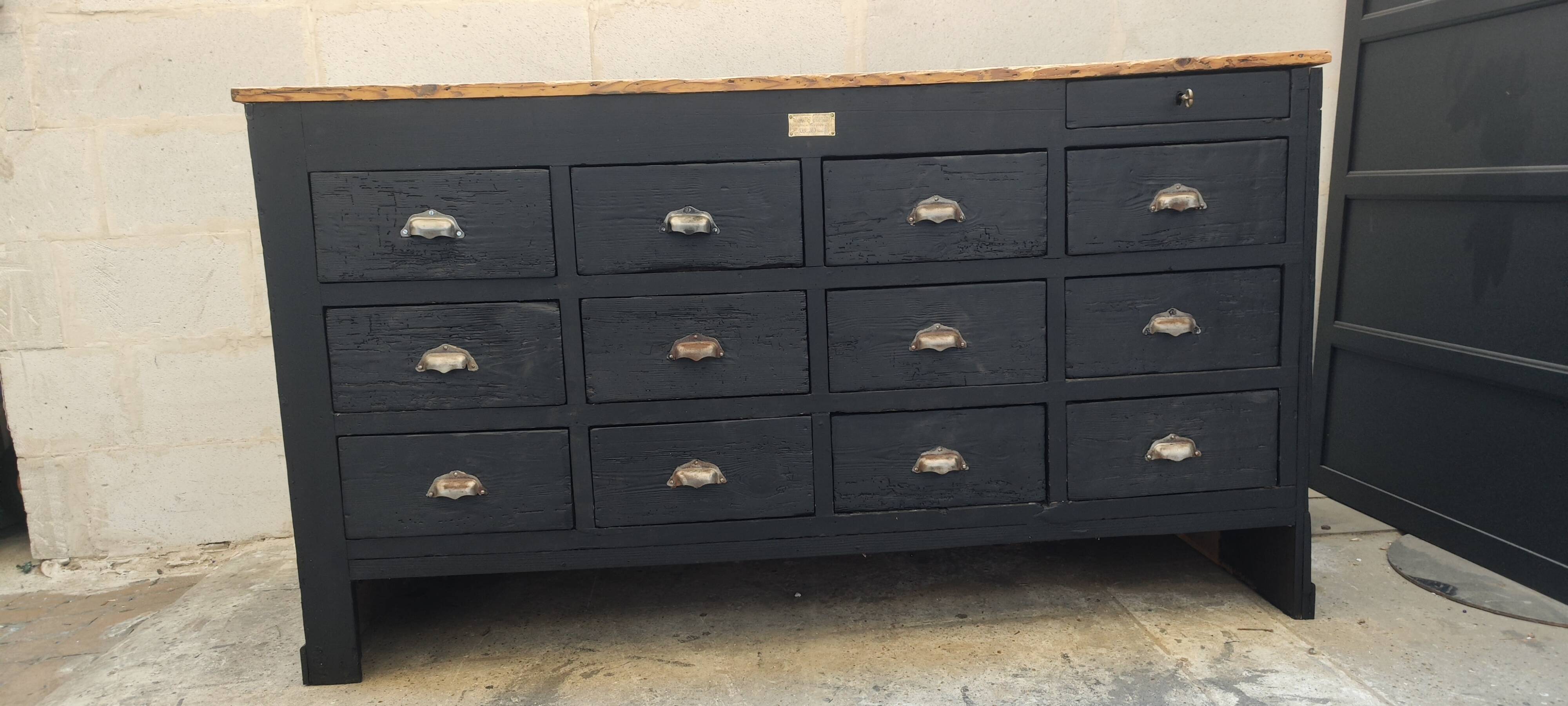 Ancien comptoir à tiroir patine noire