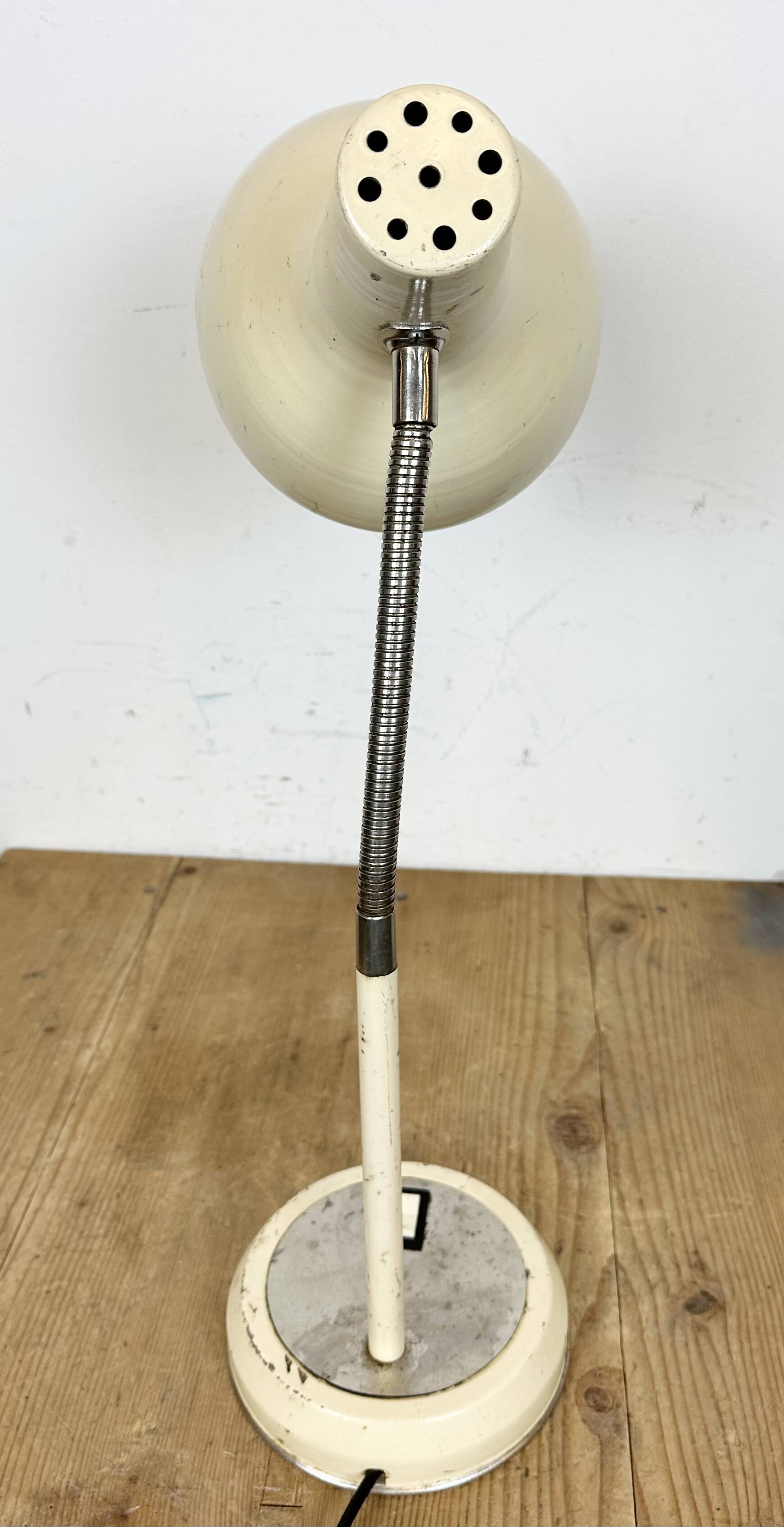 Lampe de table industrielle beige à col de cygne, 1960s