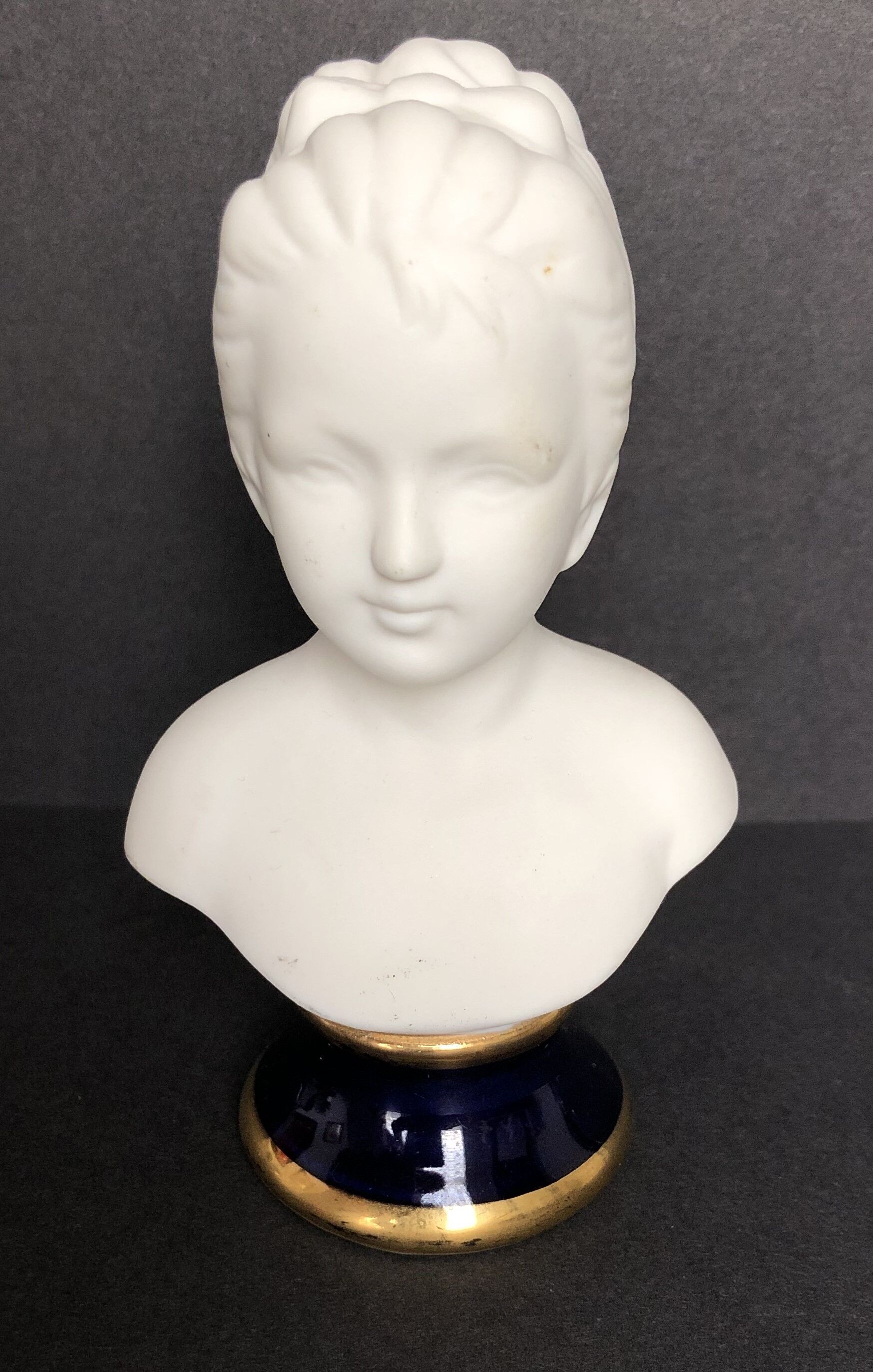 Buste de jeune femme en biscuit
