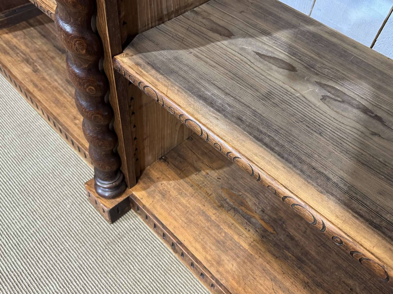 Bibliothèque de boiserie en chêne et sapin début XXème