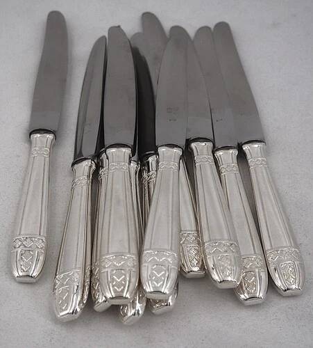 12 dessert, cheese, and hors d'oeuvre knives Grand Prix, Art Deco in silver-plated metal.