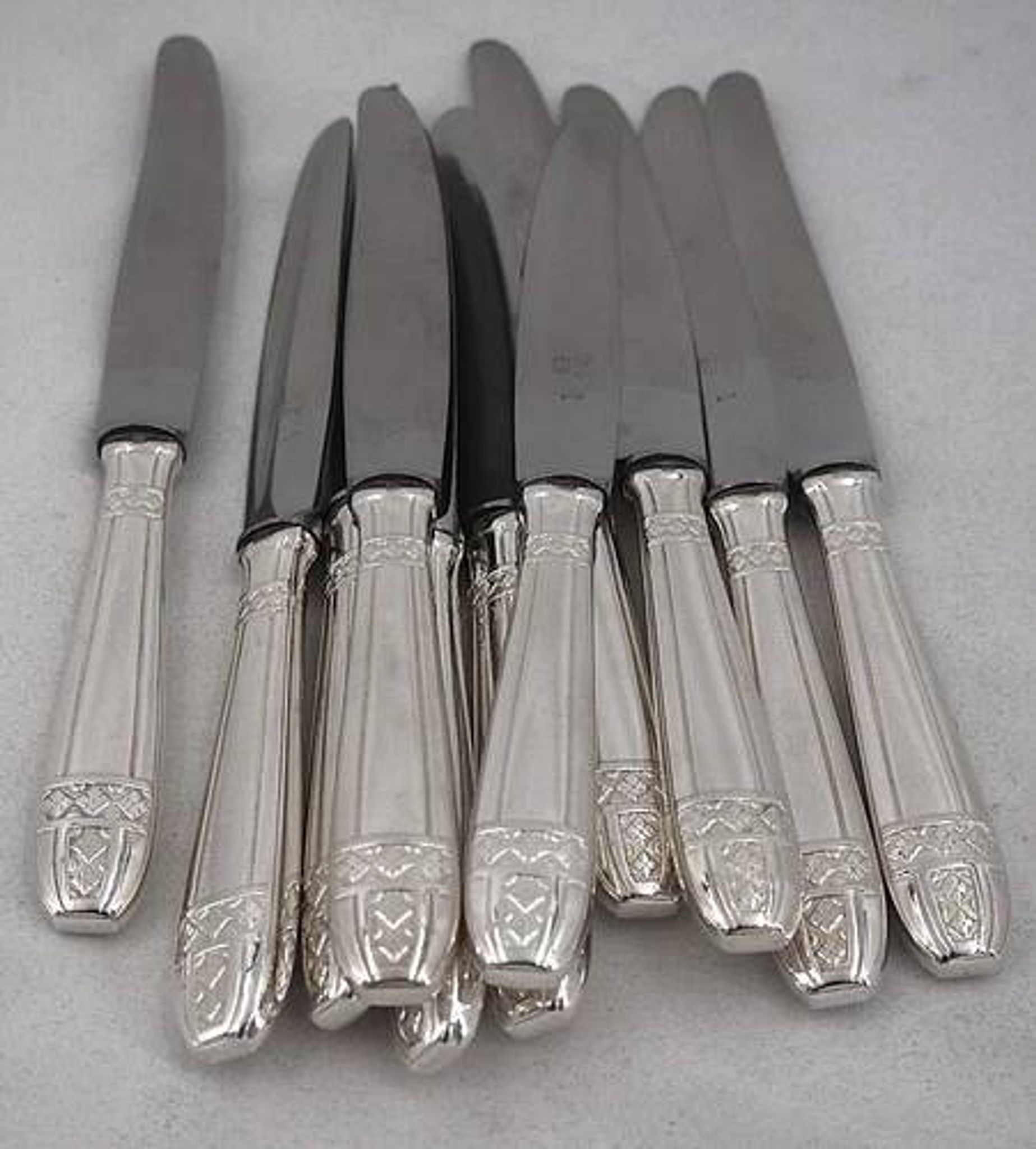 12 dessert, cheese, and hors d'oeuvre knives Grand Prix, Art Deco in silver-plated metal.