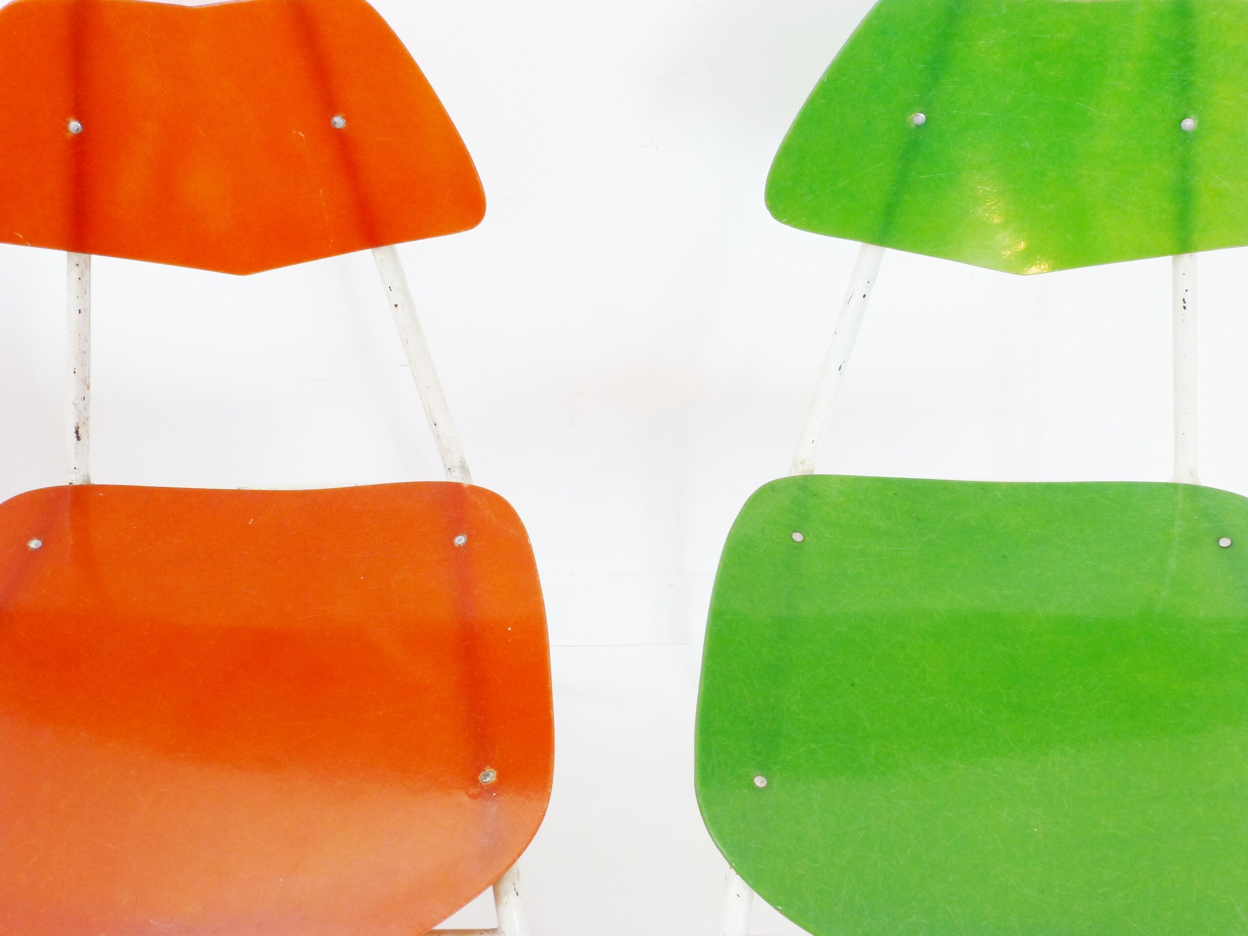 Pair of fiberglass and metal 1950 vintage chairs: french work of the 1950s