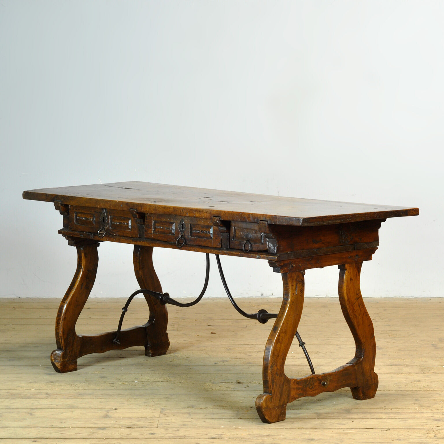 17th-century Spanish walnut table
