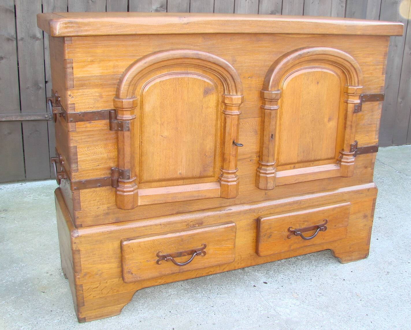 Rustic oak chest of drawers from the 1950s | Solid wood | Hand-forged fitti