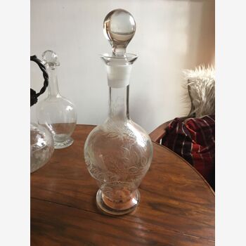 Carafe classique avec gravures des fleurs