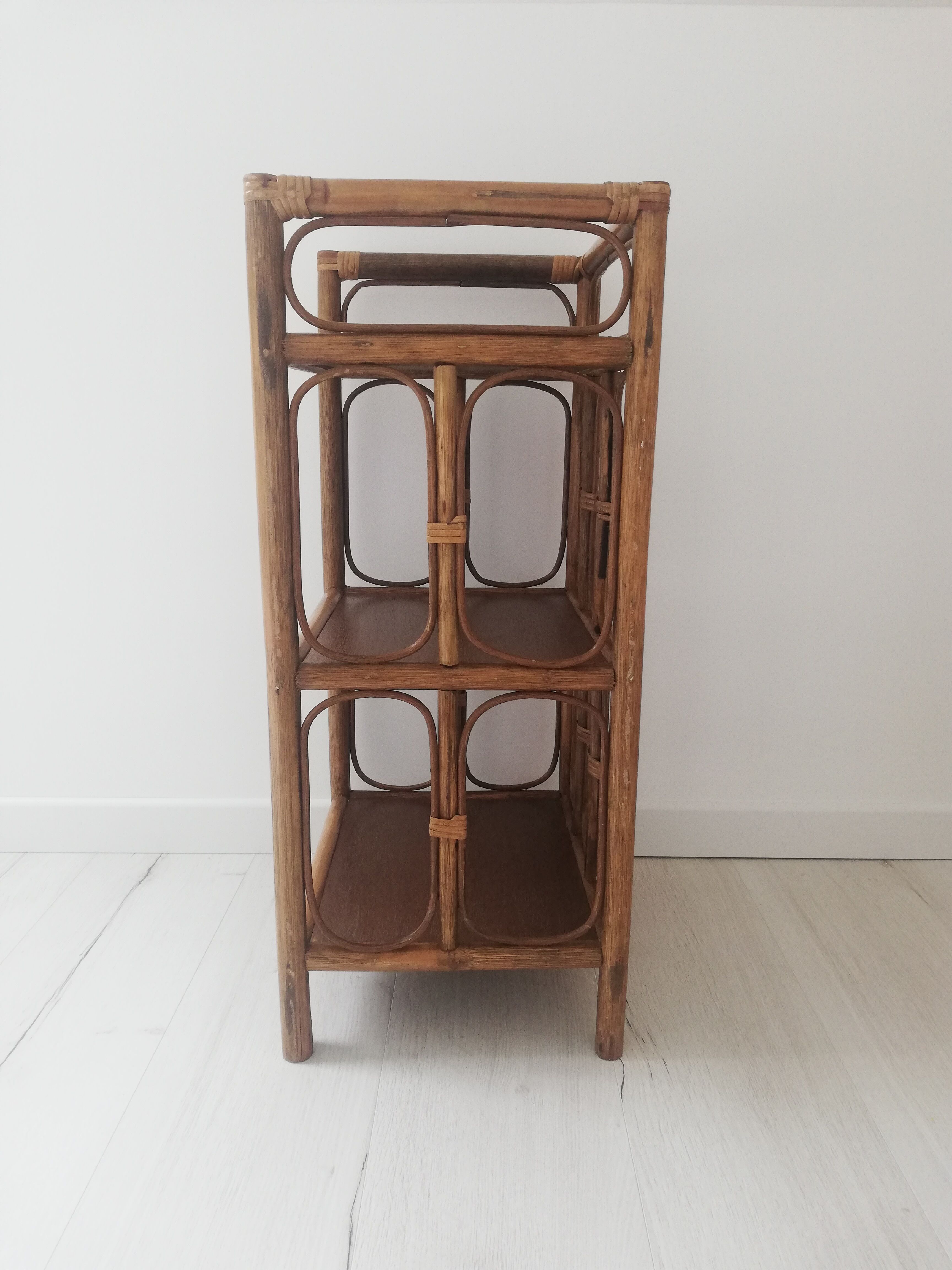 Etagère en rotin vintage