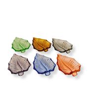 6 assiettes en forme de feuille en verre pressé Arlequin, milieu XXème