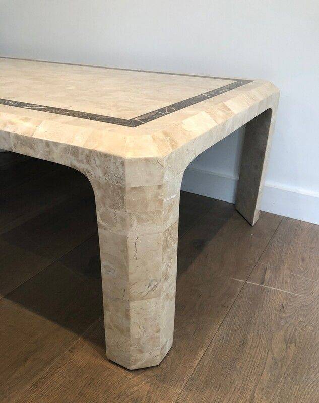 Table basse constituée de plaquettes de marbre