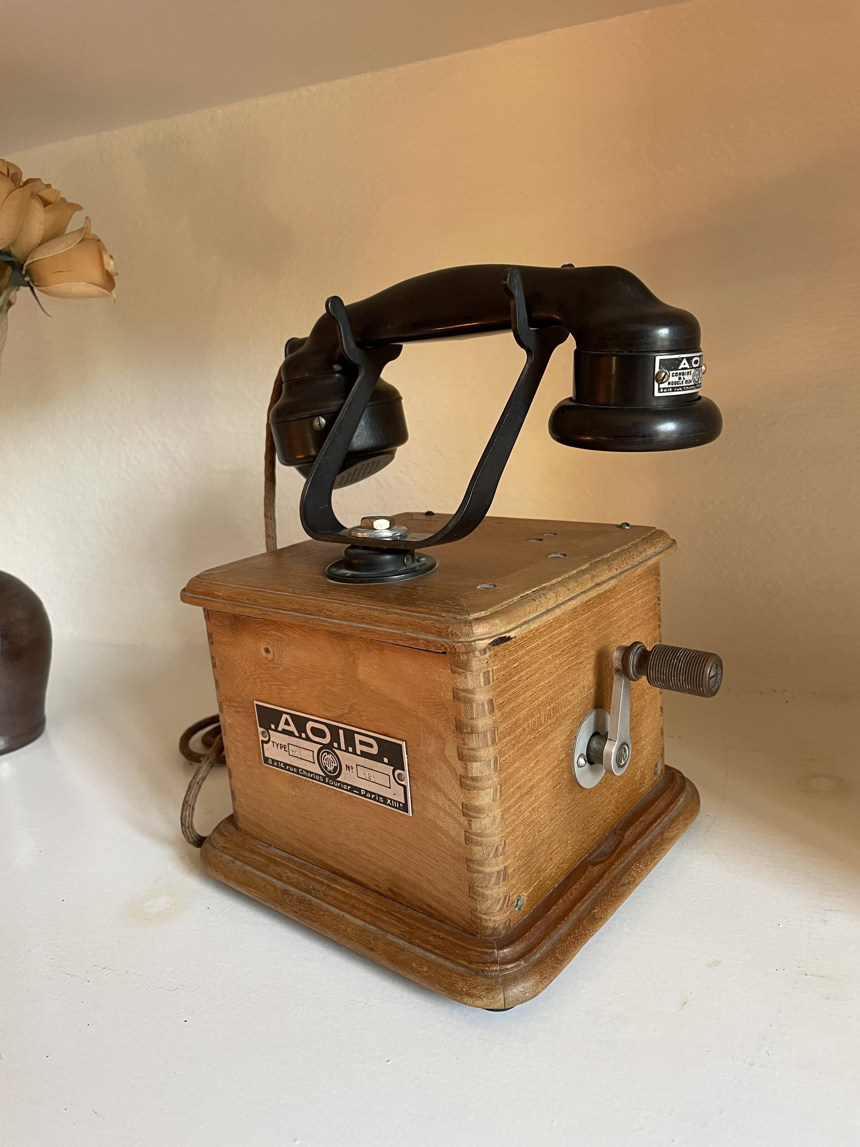 Téléphone en bois vintage années 60
