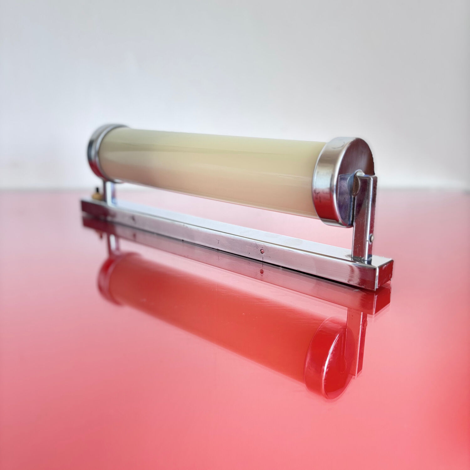 Functionalist wall lamp