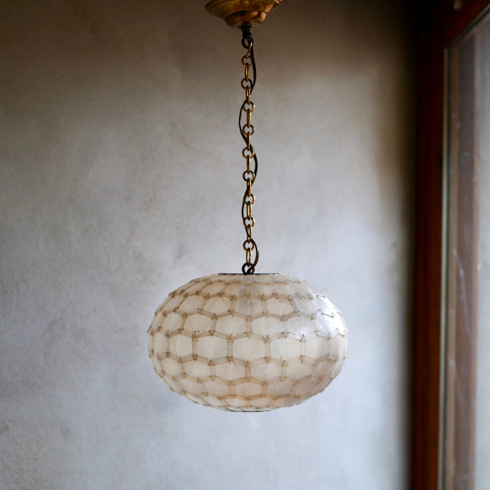 Suspension in pearls of mother-of-pearl of Capiz and brass