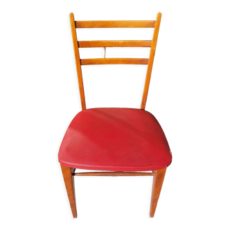 Chaise rouge style scandinave