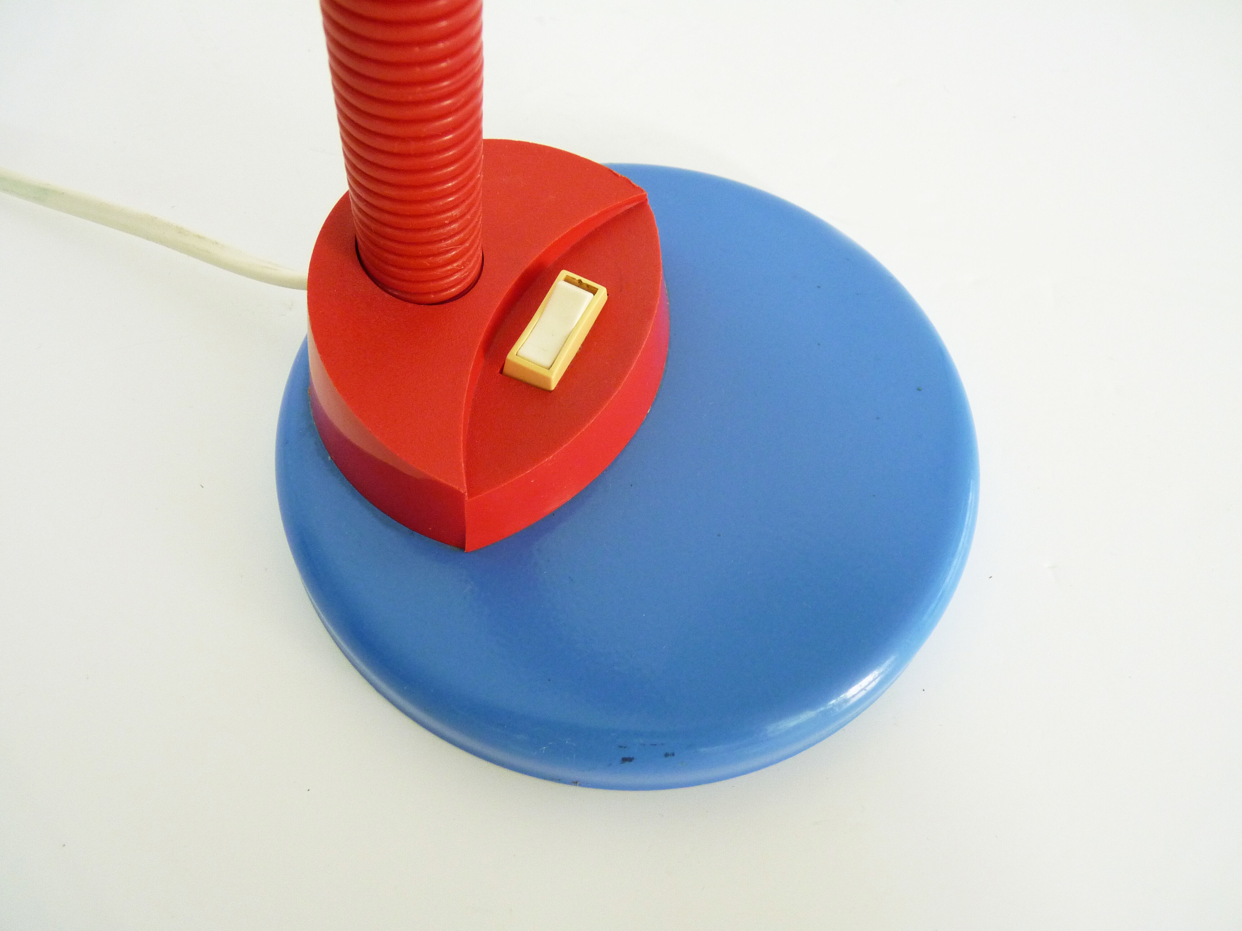 Lampe Aluminor flexible style Memphis en métal et plastique.Année 80