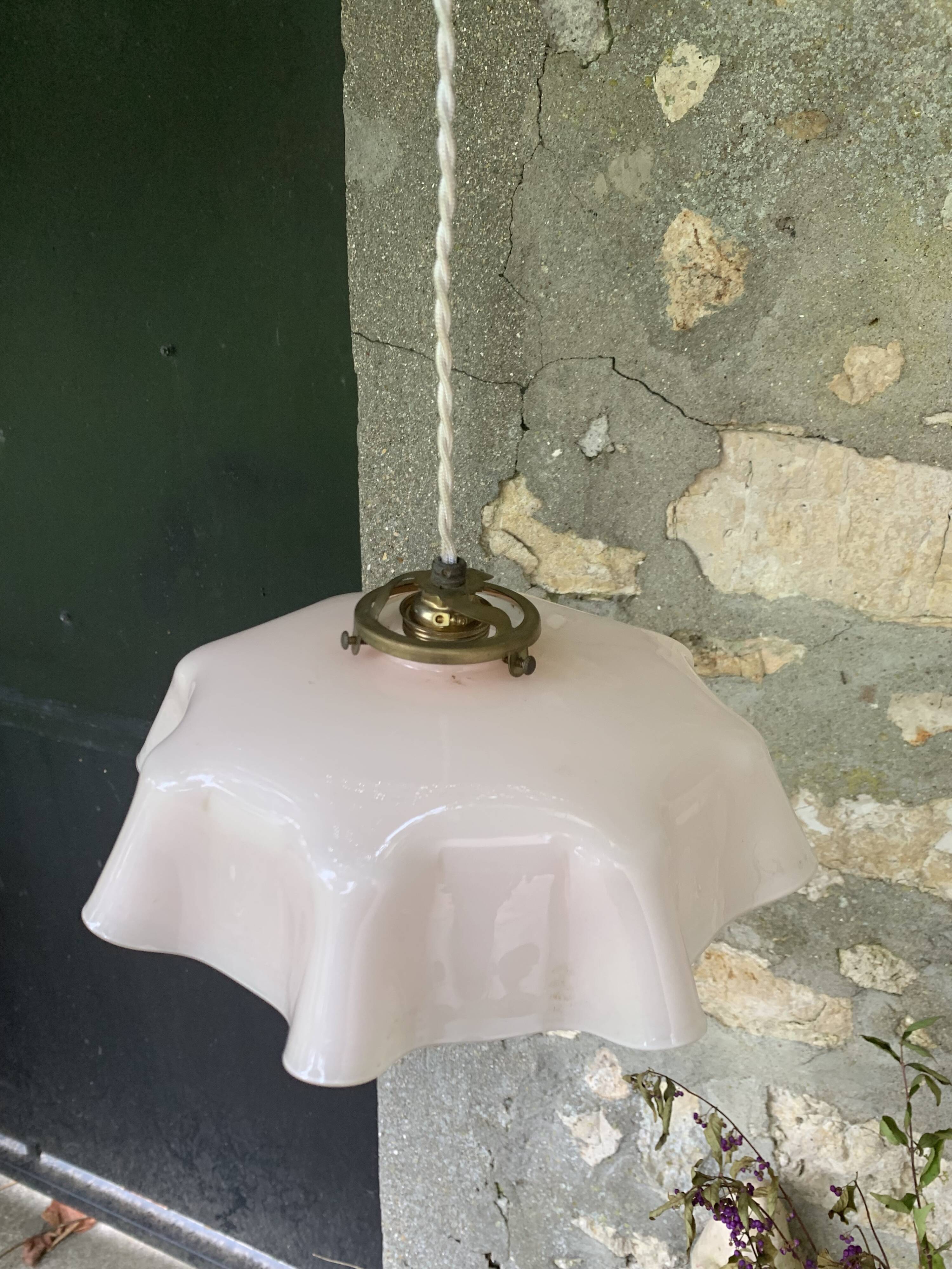 Lustre, suspension en opaline rose et intérieur blanc, complète ancienne