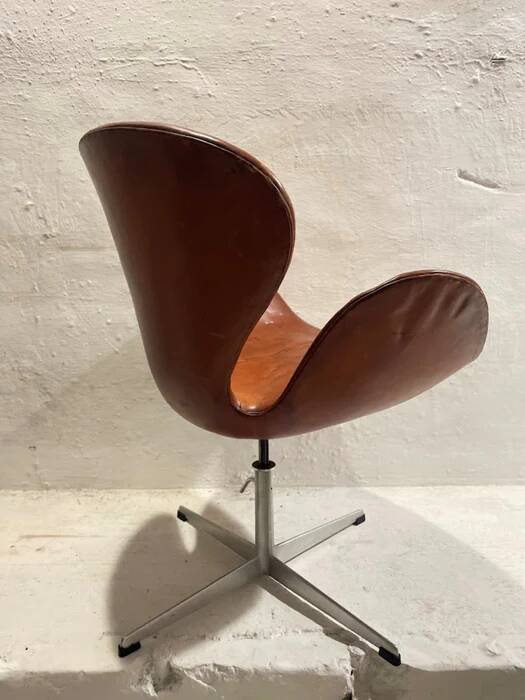 First edition Arne Jacobsen Swan chair, original patinated leather, 1950s