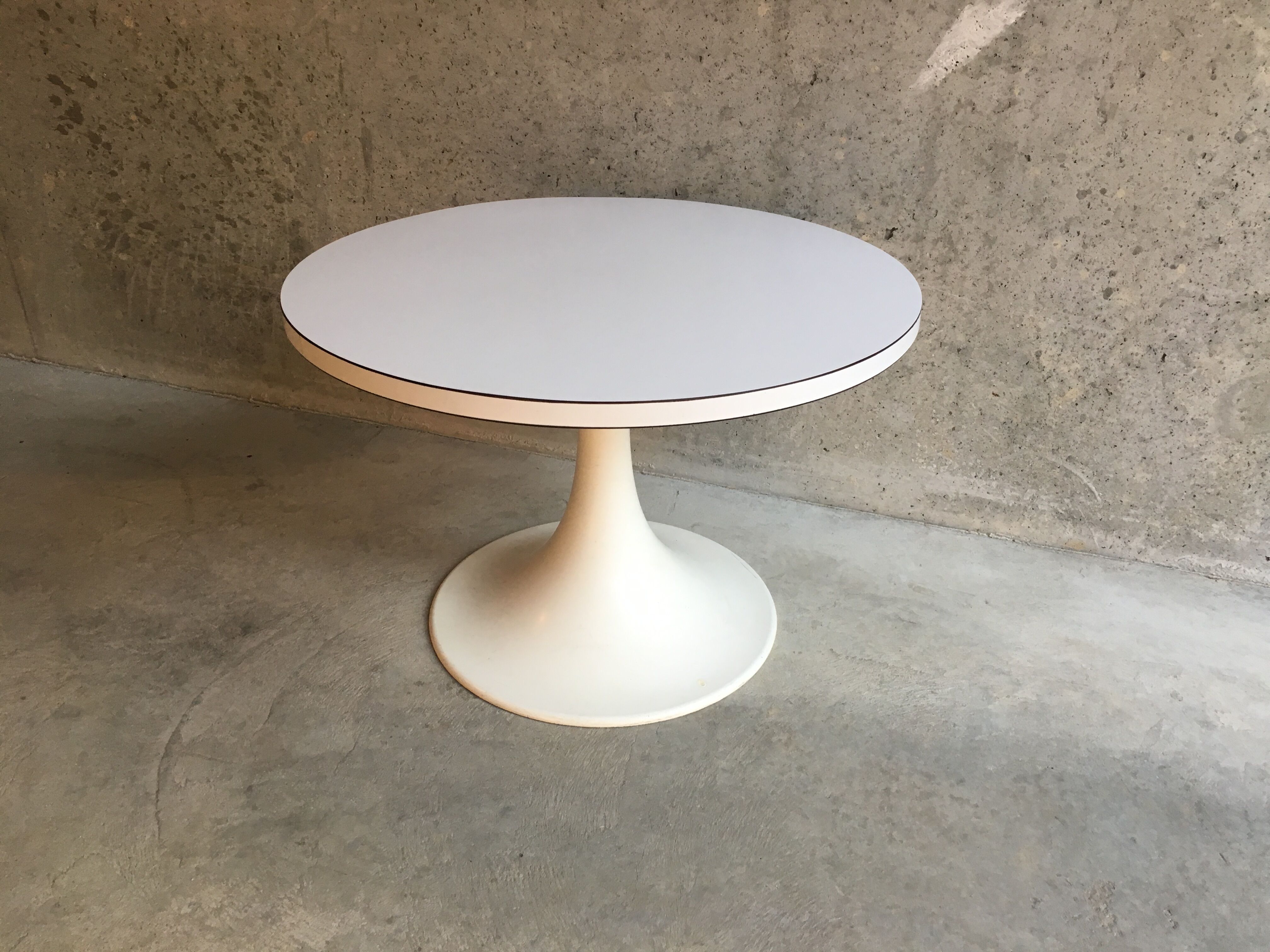 Tulip foo swivel coffee table