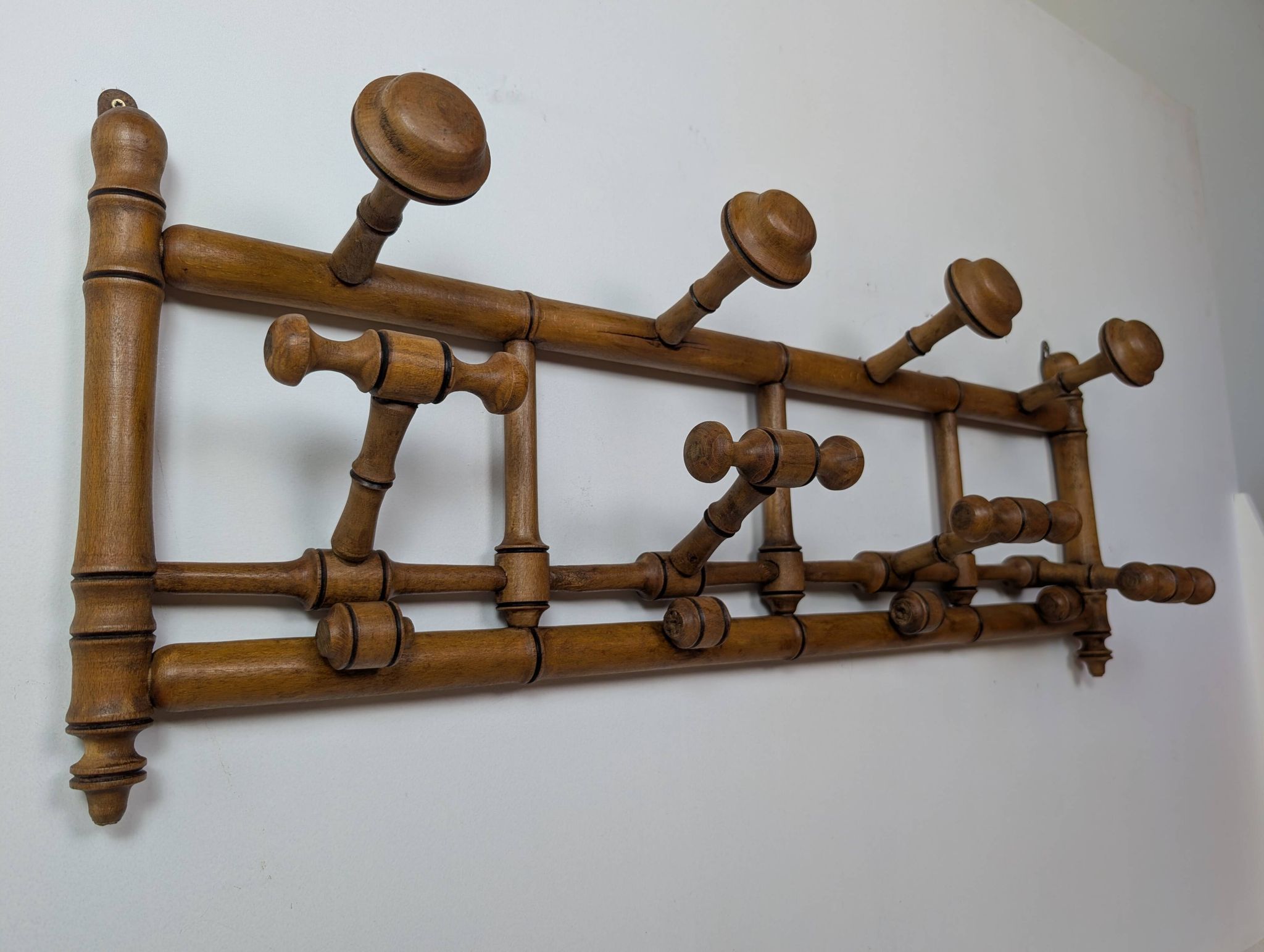 Porte-manteaux mural en bois tourné