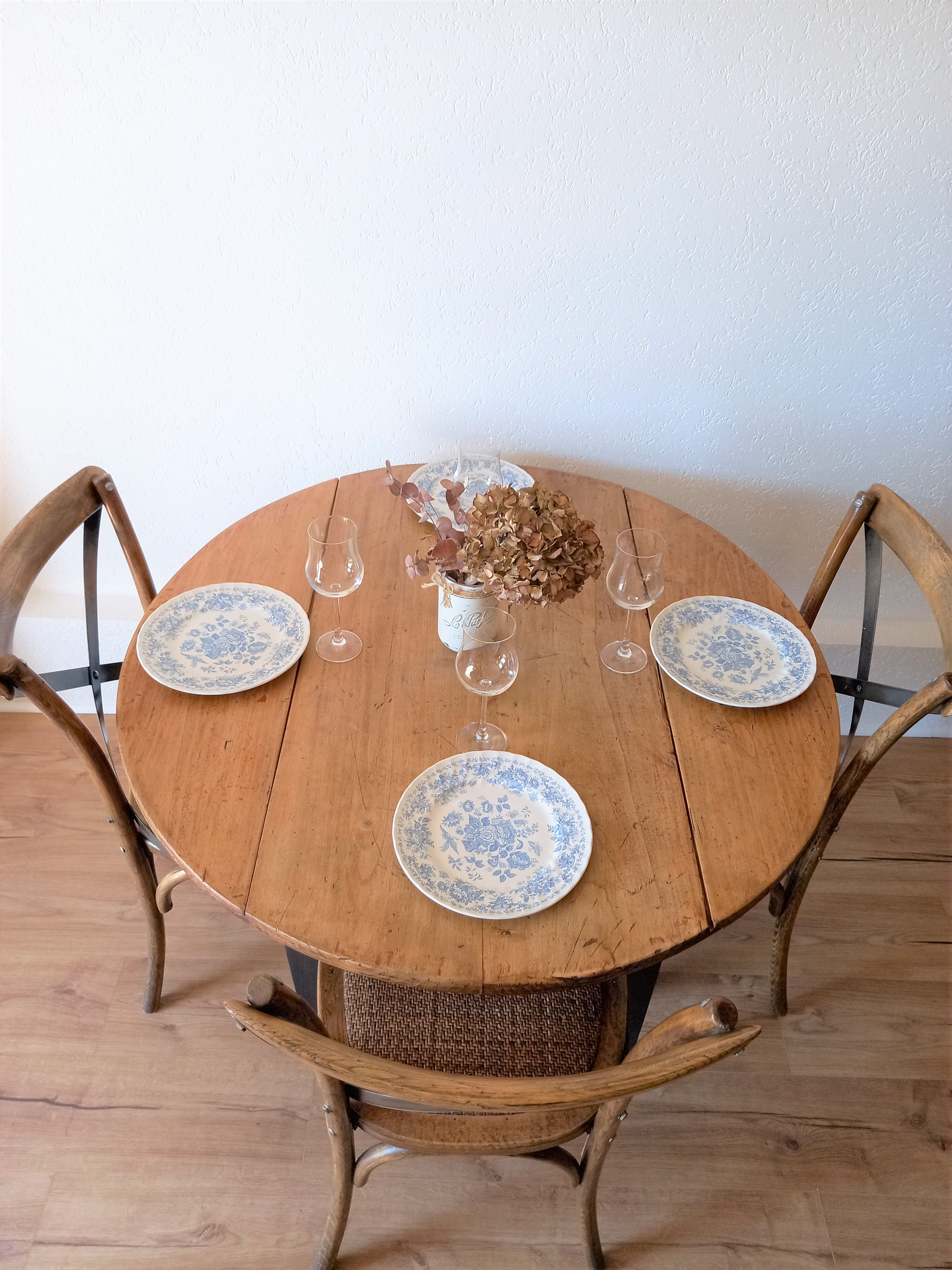 Round table with flaps