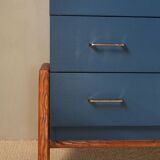 Chest of drawers on wooden frame