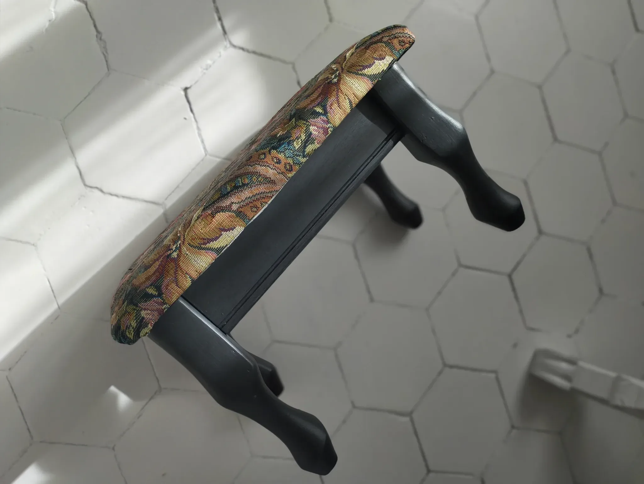 Petit ottoman repose-pied tapisserie vintage.