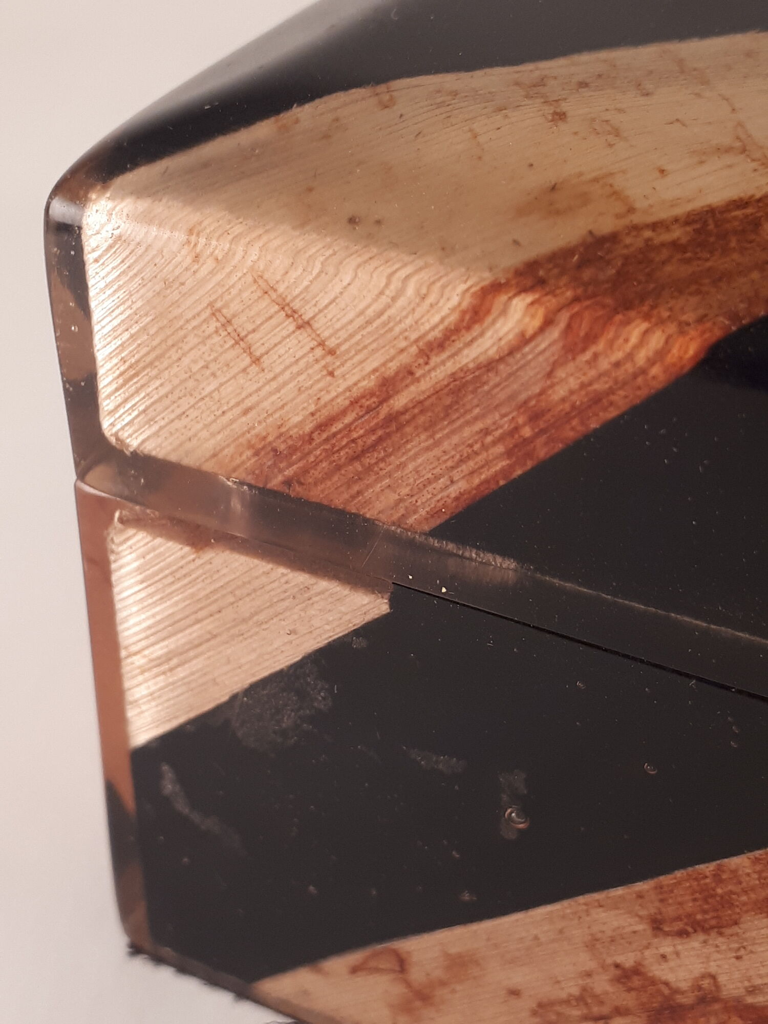 Box with black striped and vintage fawn 80