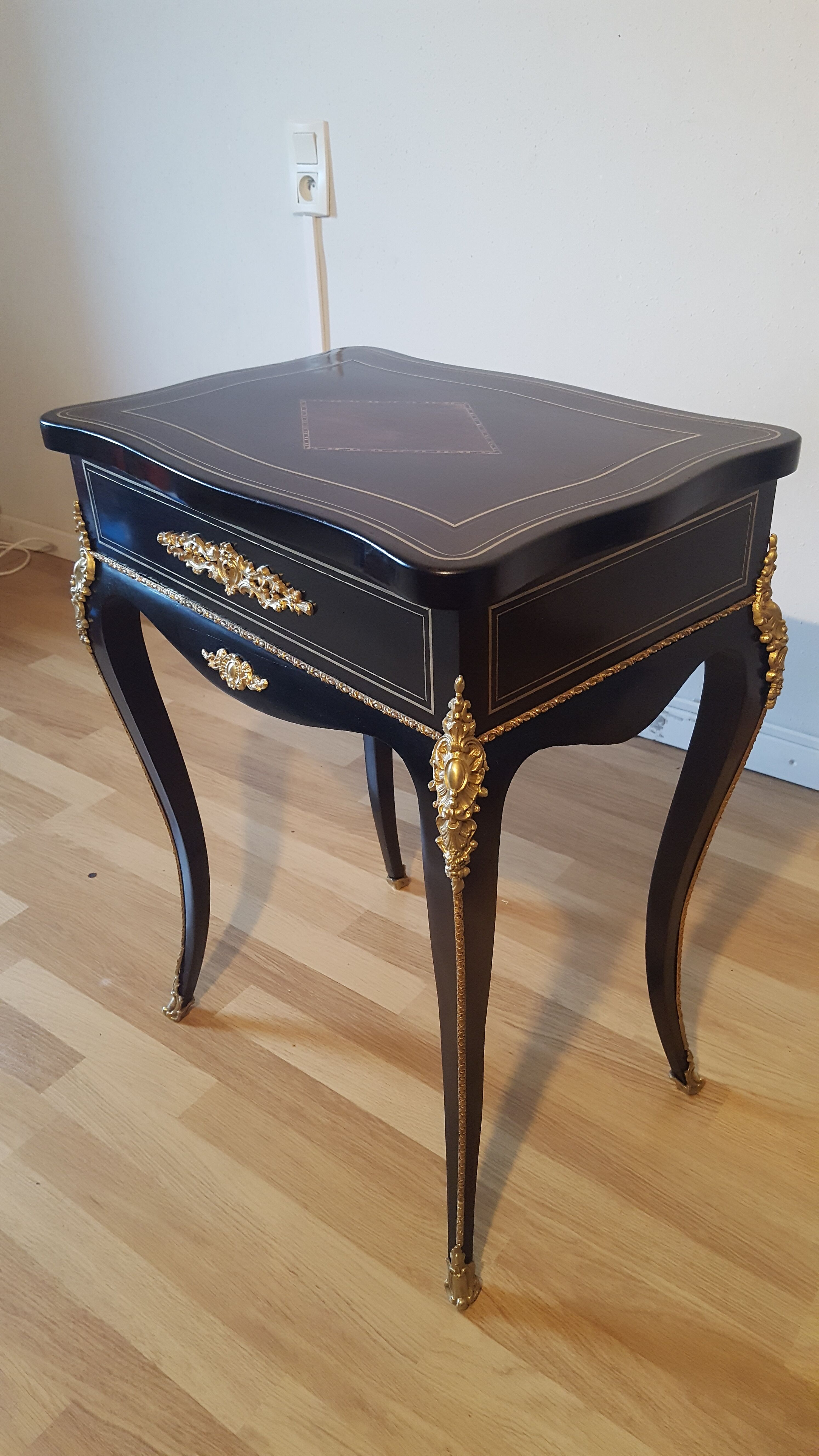 Table travailleuse Napoléon III stamped "TAHAN Paris"