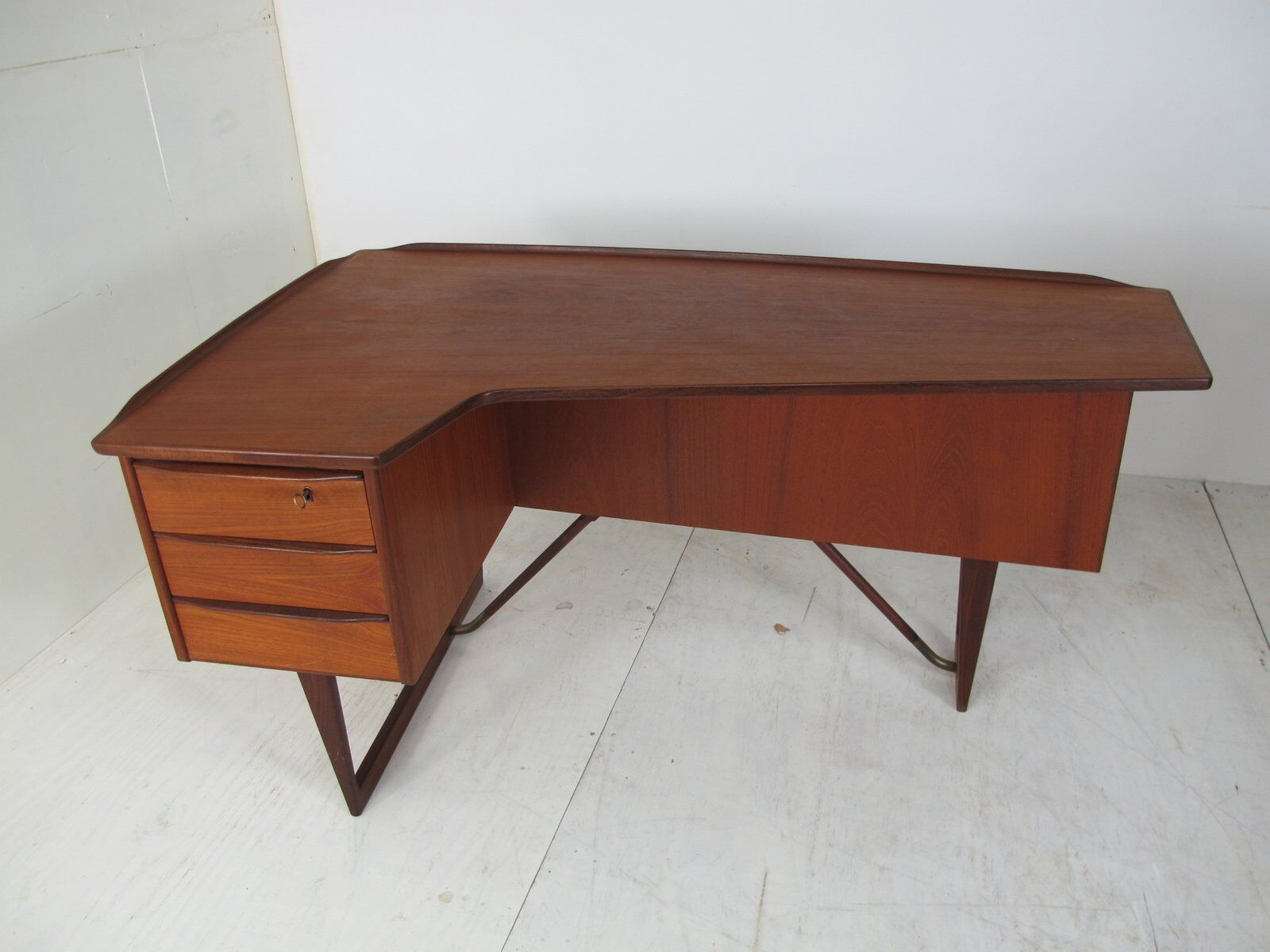 Boomerang desk in teak by Peter Lavig Nielsen for Denmark, 1950s