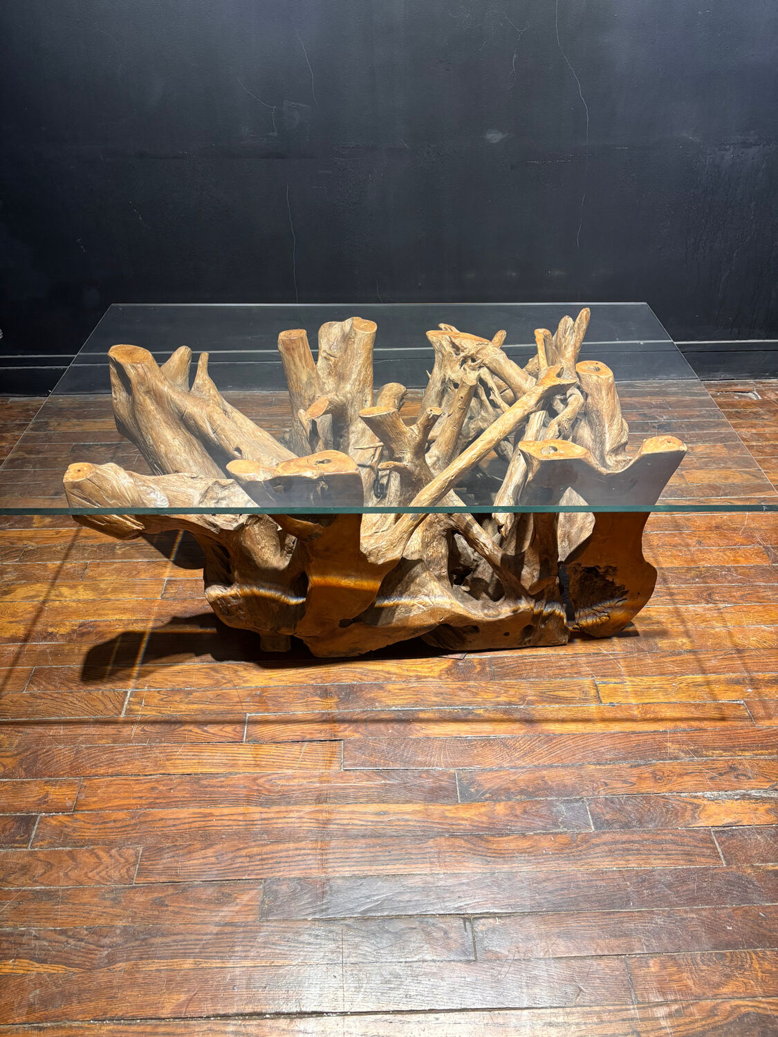 Design coffee table in driftwood and glass – Unique and natural piece