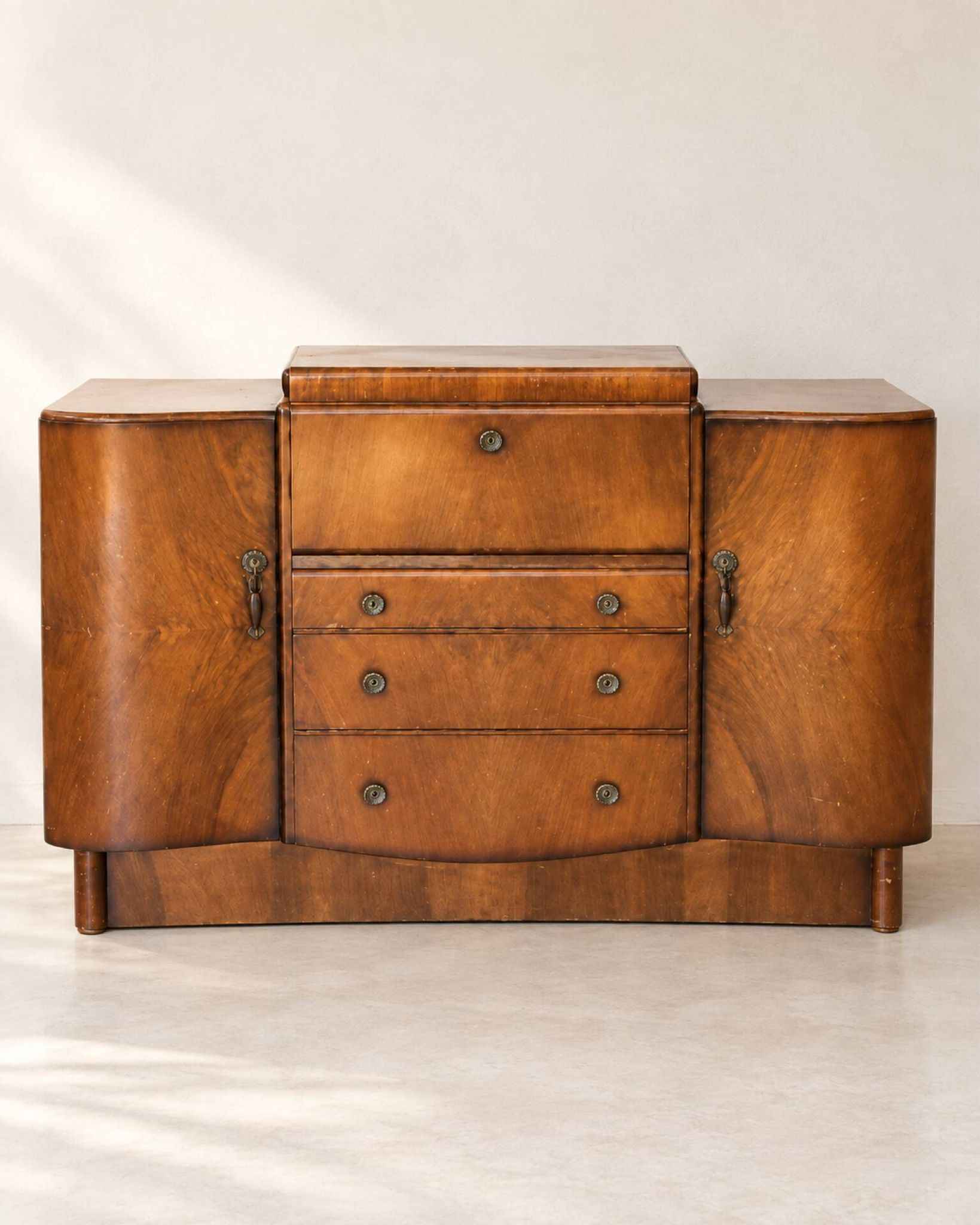 Meuble bar Art Déco en noyer, cabinet à cocktails à intérieur miroir