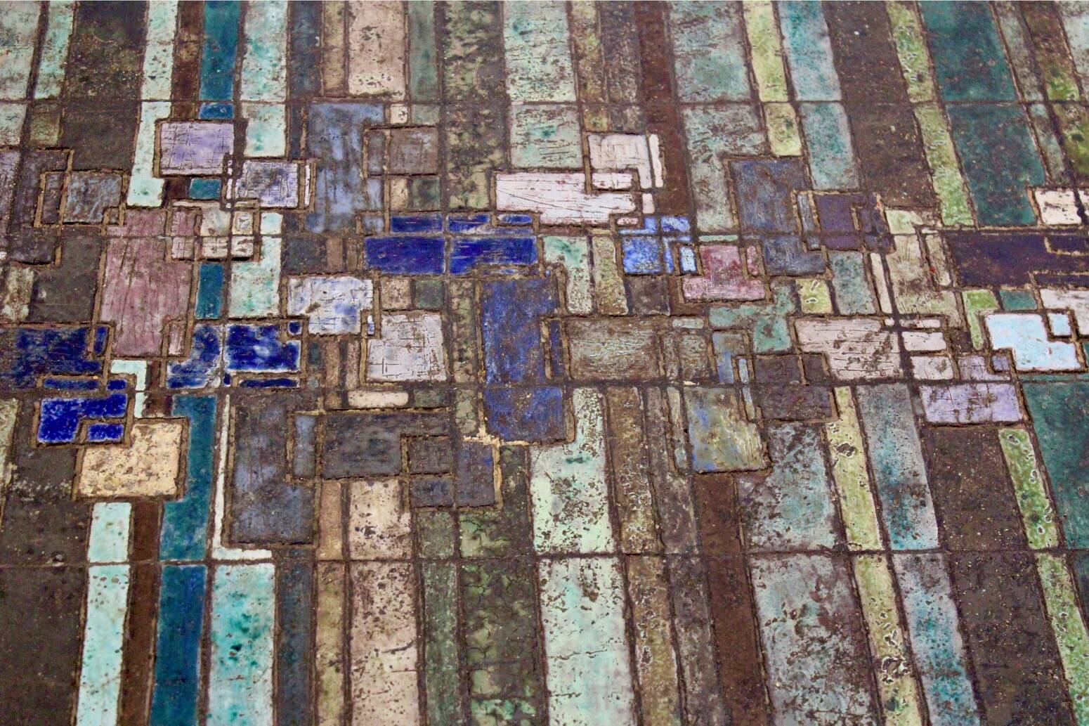 Table basse en mosaïque d'ardoise et de céramique