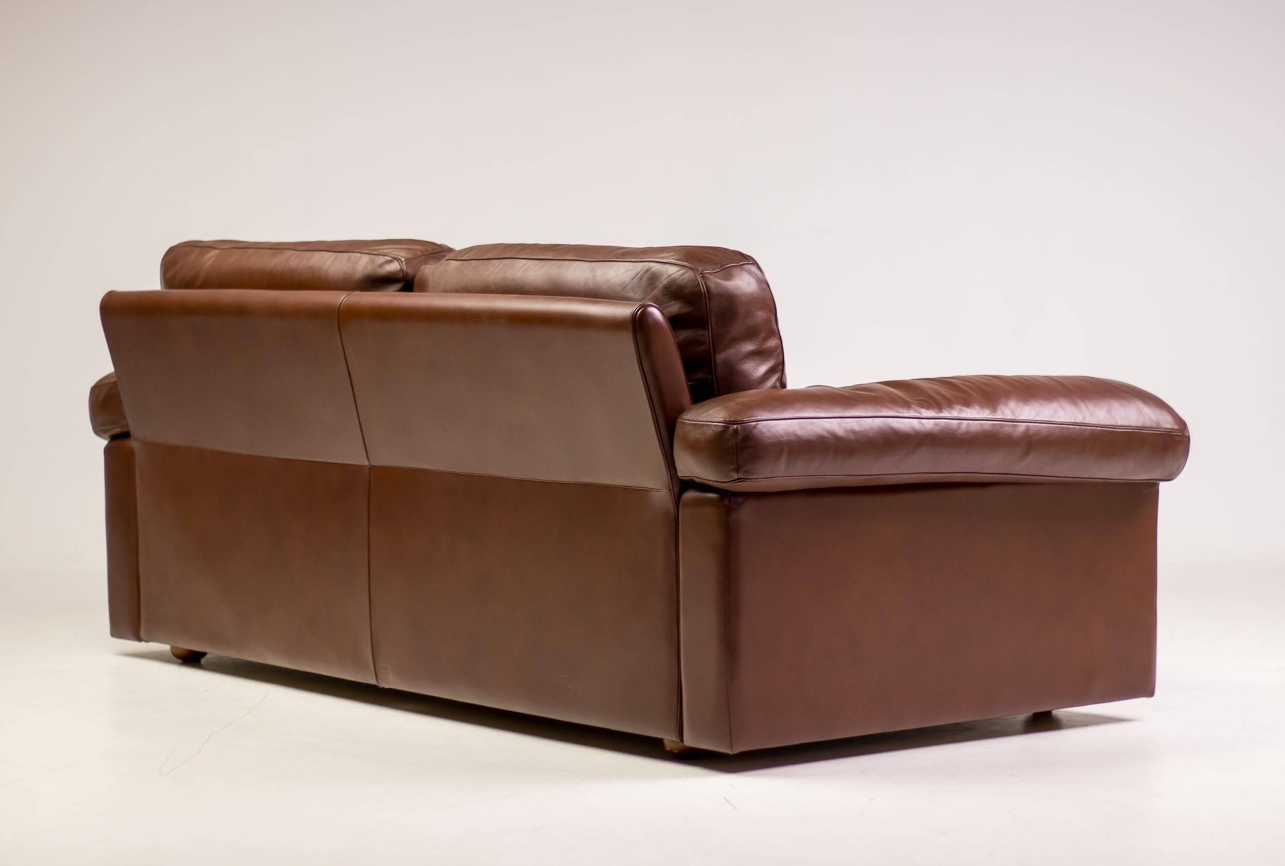 Royal 2-seater canapé premium Poltrona Frau Petronio upholstered in down and chestnut leather.
