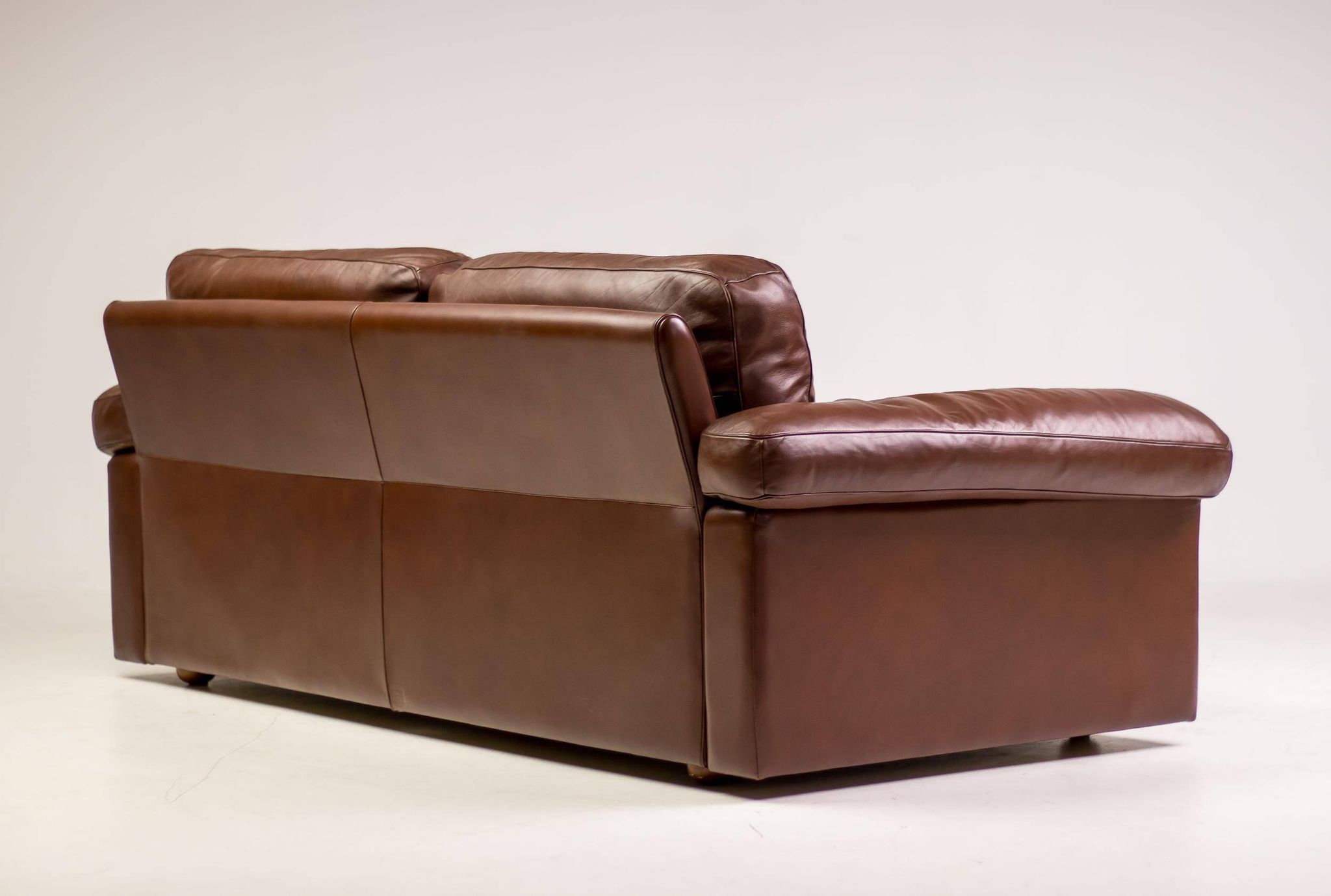 Royal 2-seater canapé premium Poltrona Frau Petronio upholstered in down and chestnut leather.