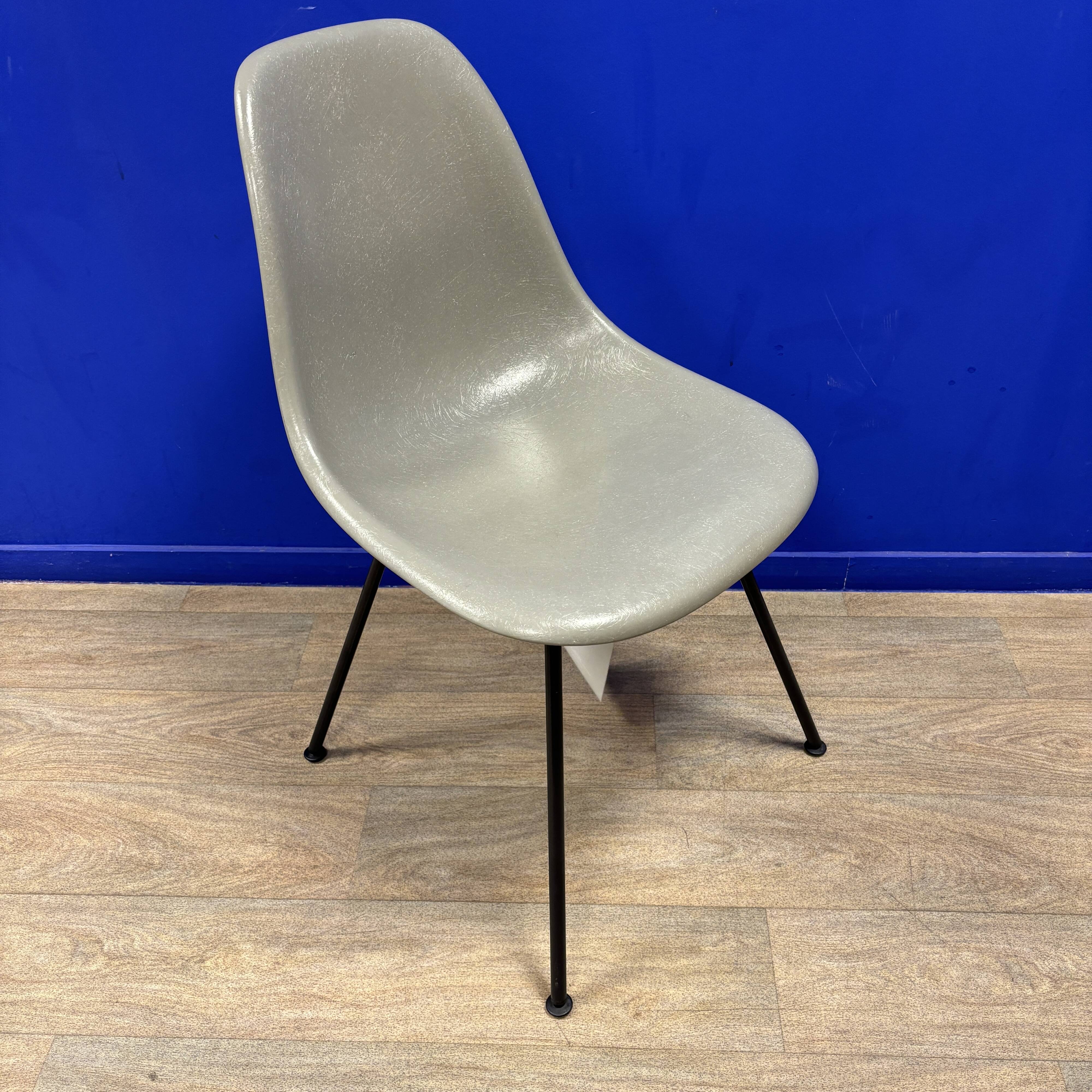 Eames Fiberglass Side DSX Chair - Vitra