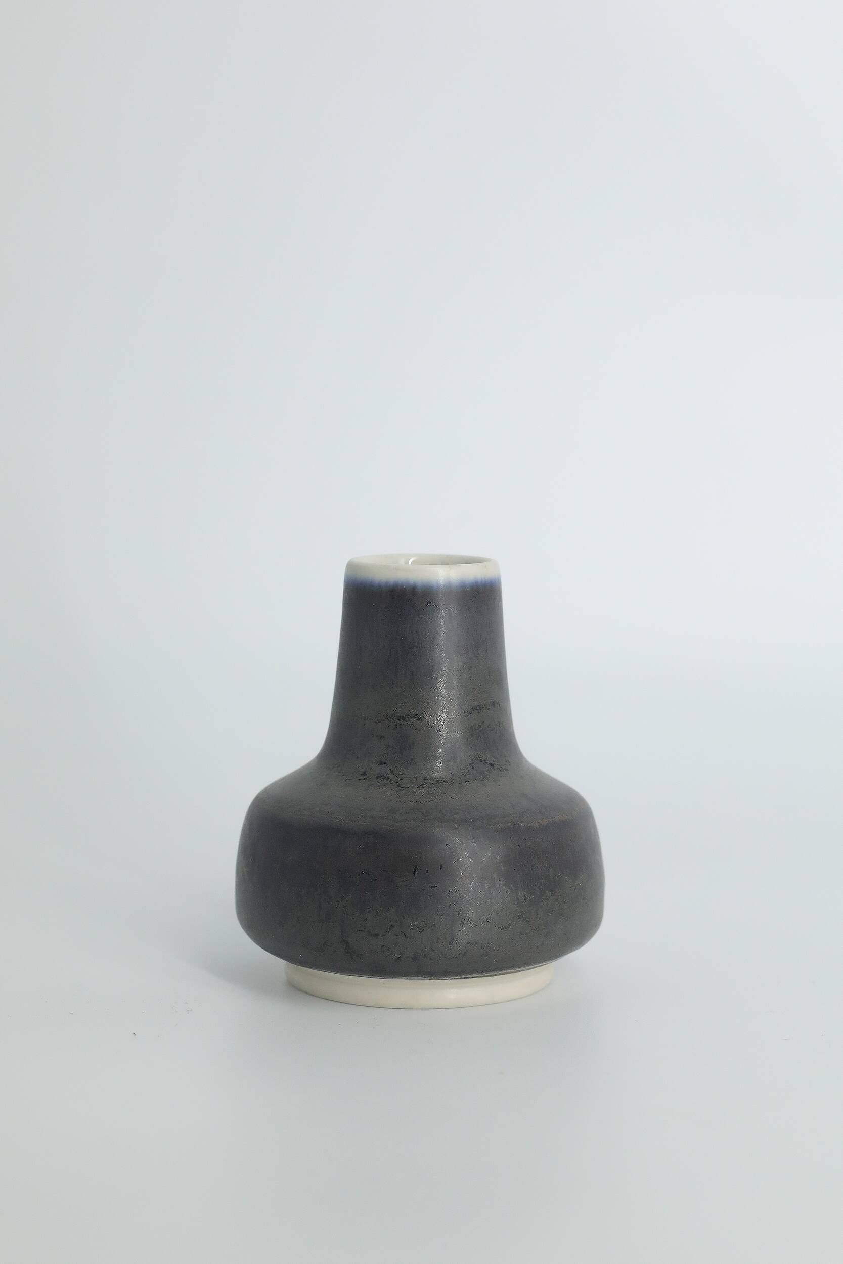 Scandinavian collector's vase in anthracite stoneware by Gunnar Borg for Höganäs.