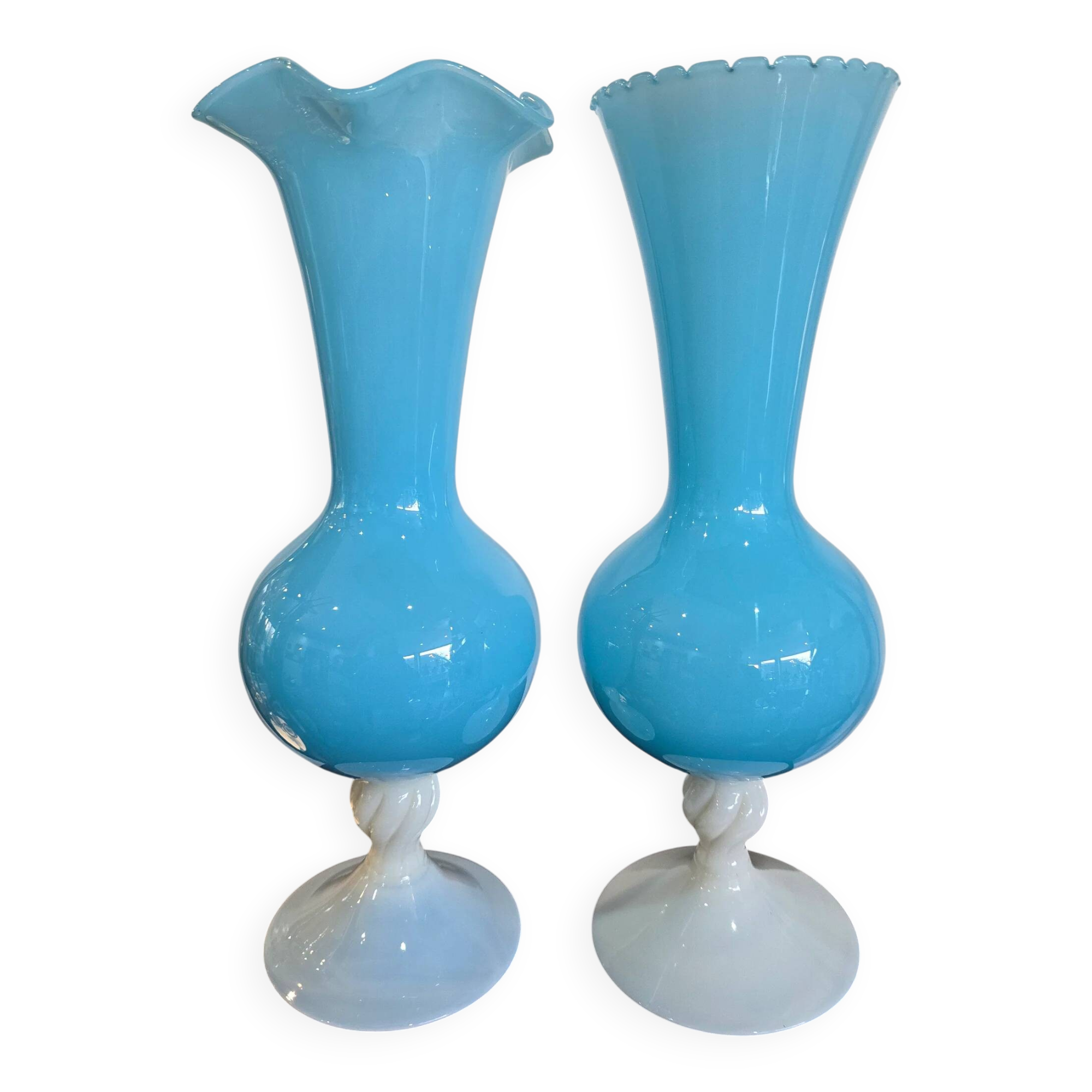 Paire de vase en verre soufflé bleu opalin – H. 35 cm