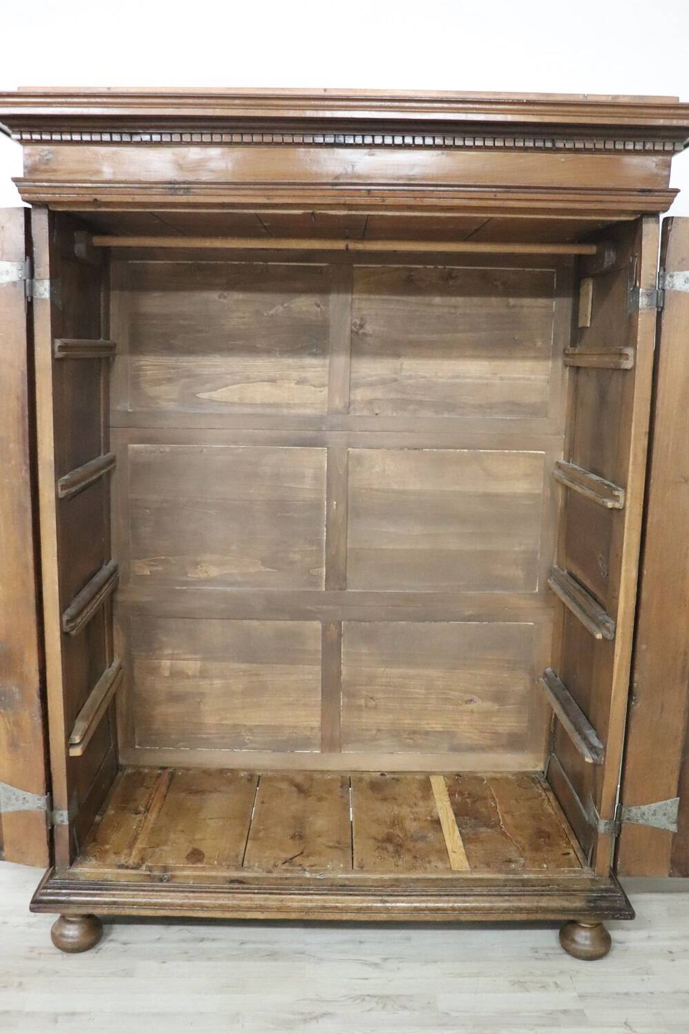 Armoire à Secret Du 17ème Siècle En Noyer