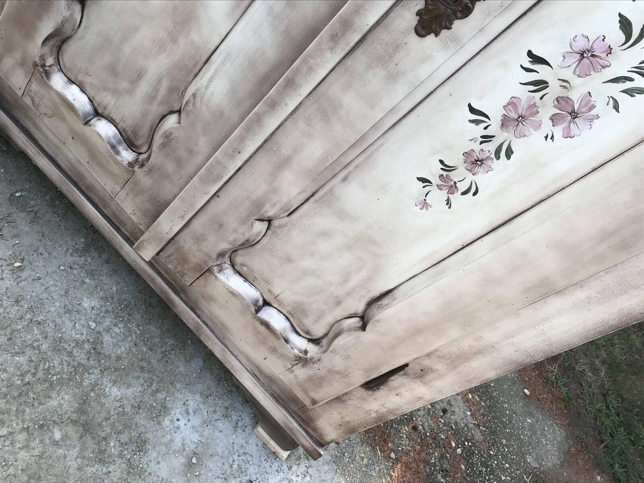 Armoire double gris en pin peint à la main — motif floral romantique, époque 1920