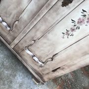 Armoire double gris en pin peint à la main — motif floral romantique, époque 1920