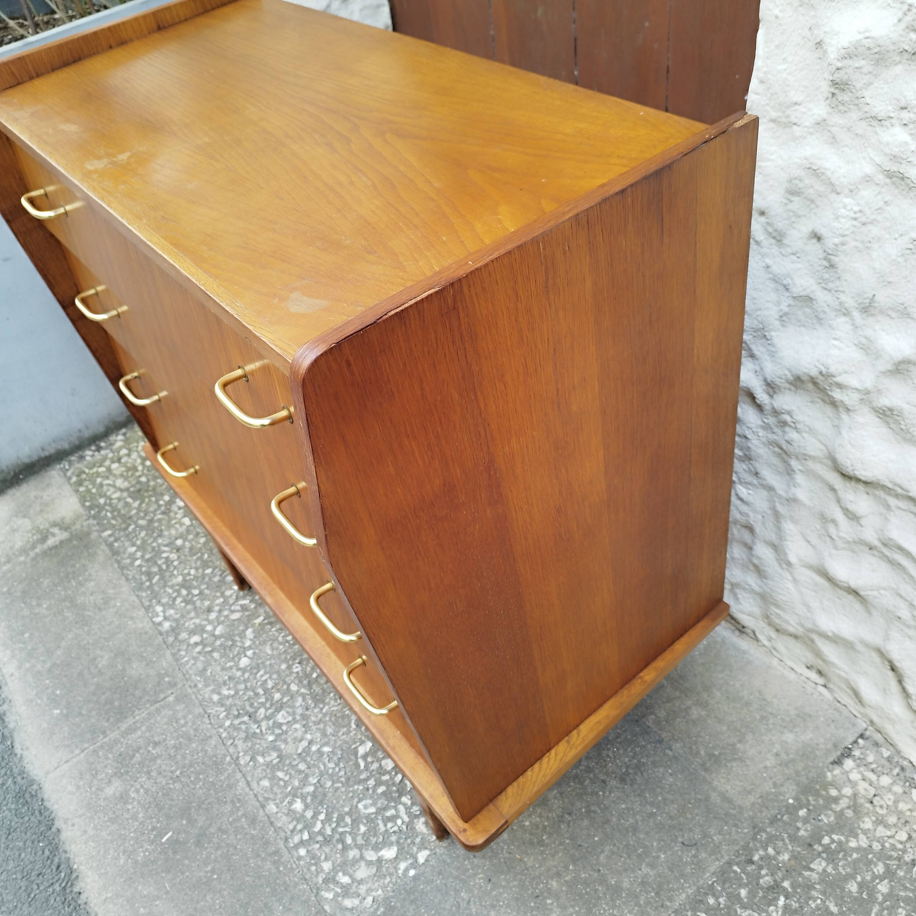 Commode voltage