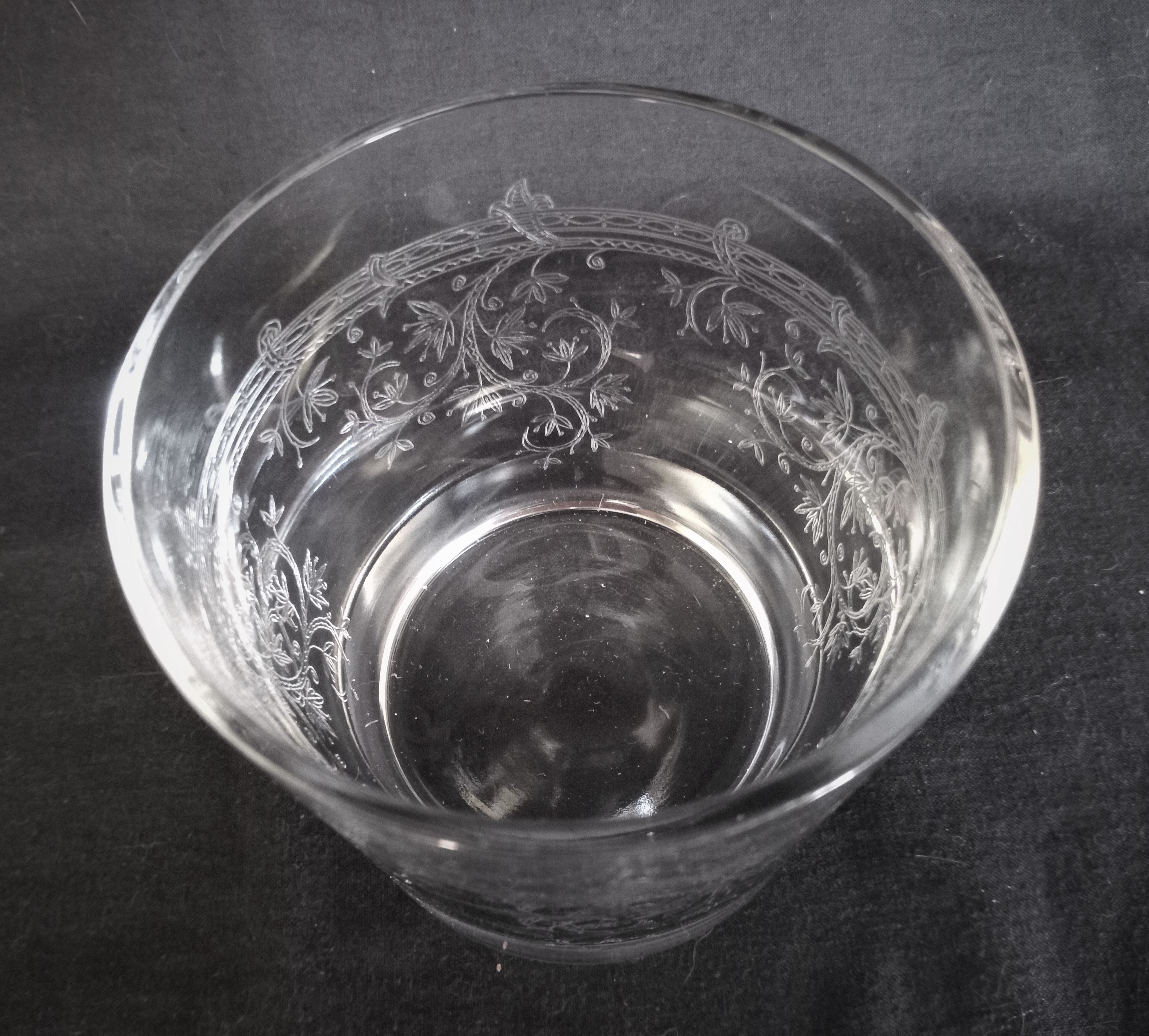 Set of 6 whisky glasses engraved with floral motifs