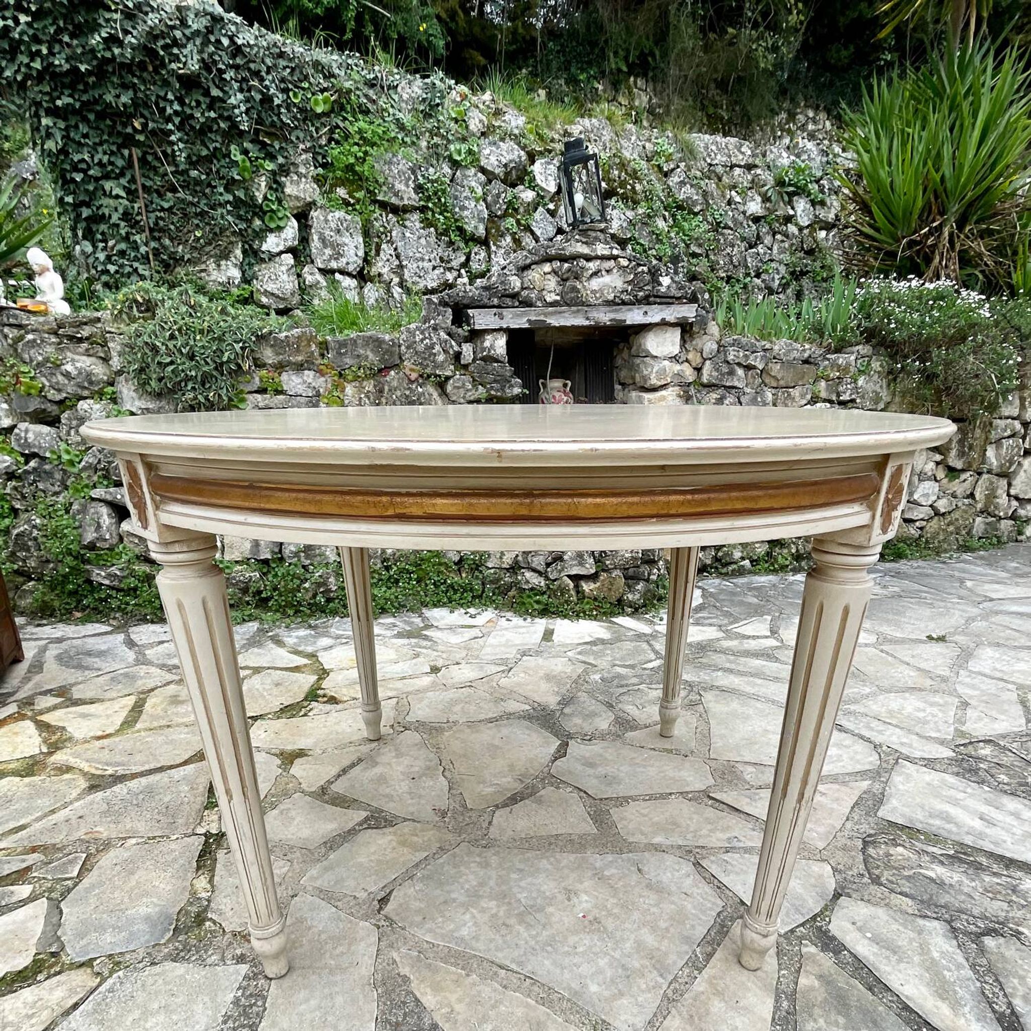 Louis XVI style round table in painted wood