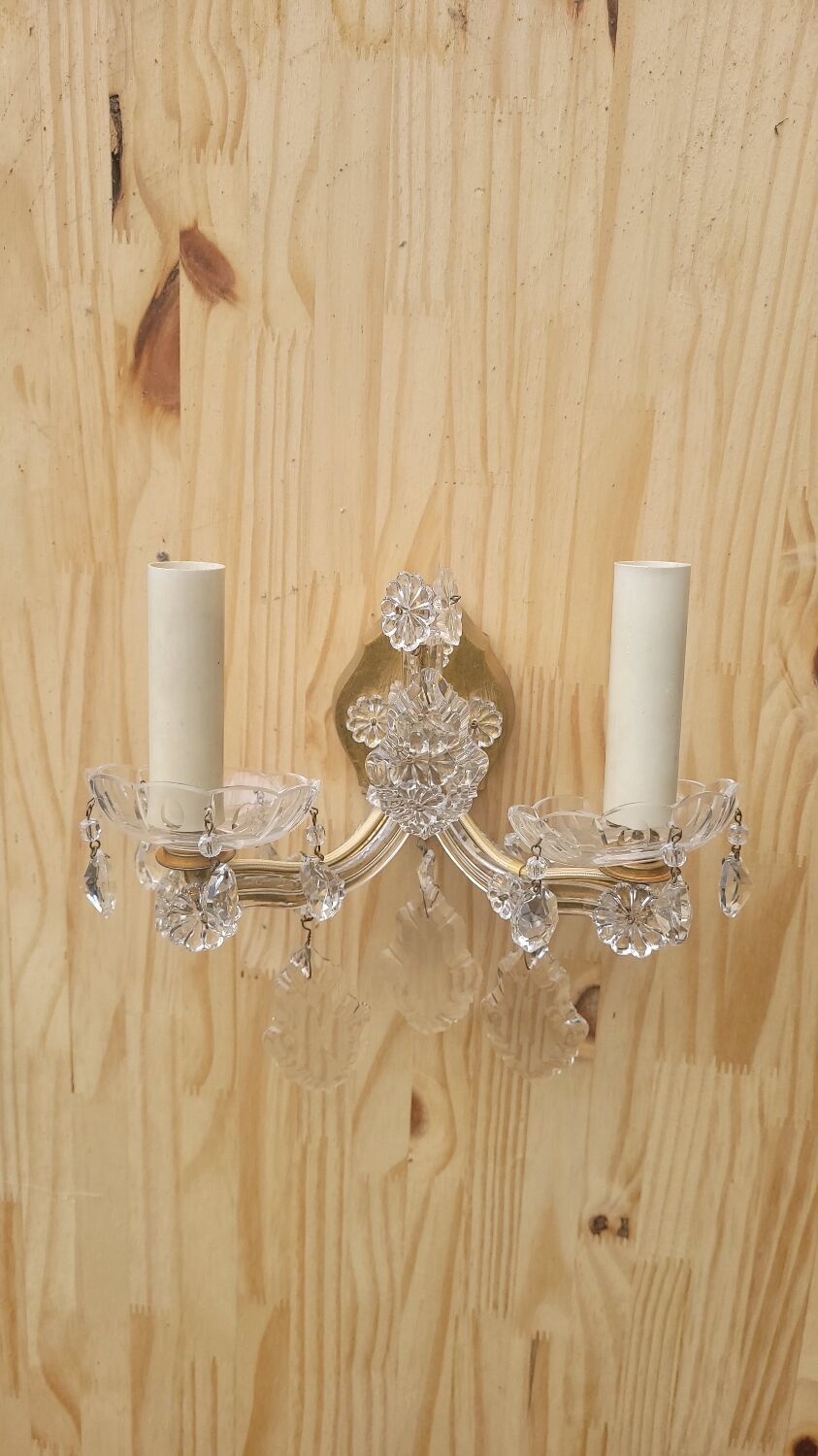 Glass wall lamp and tassels