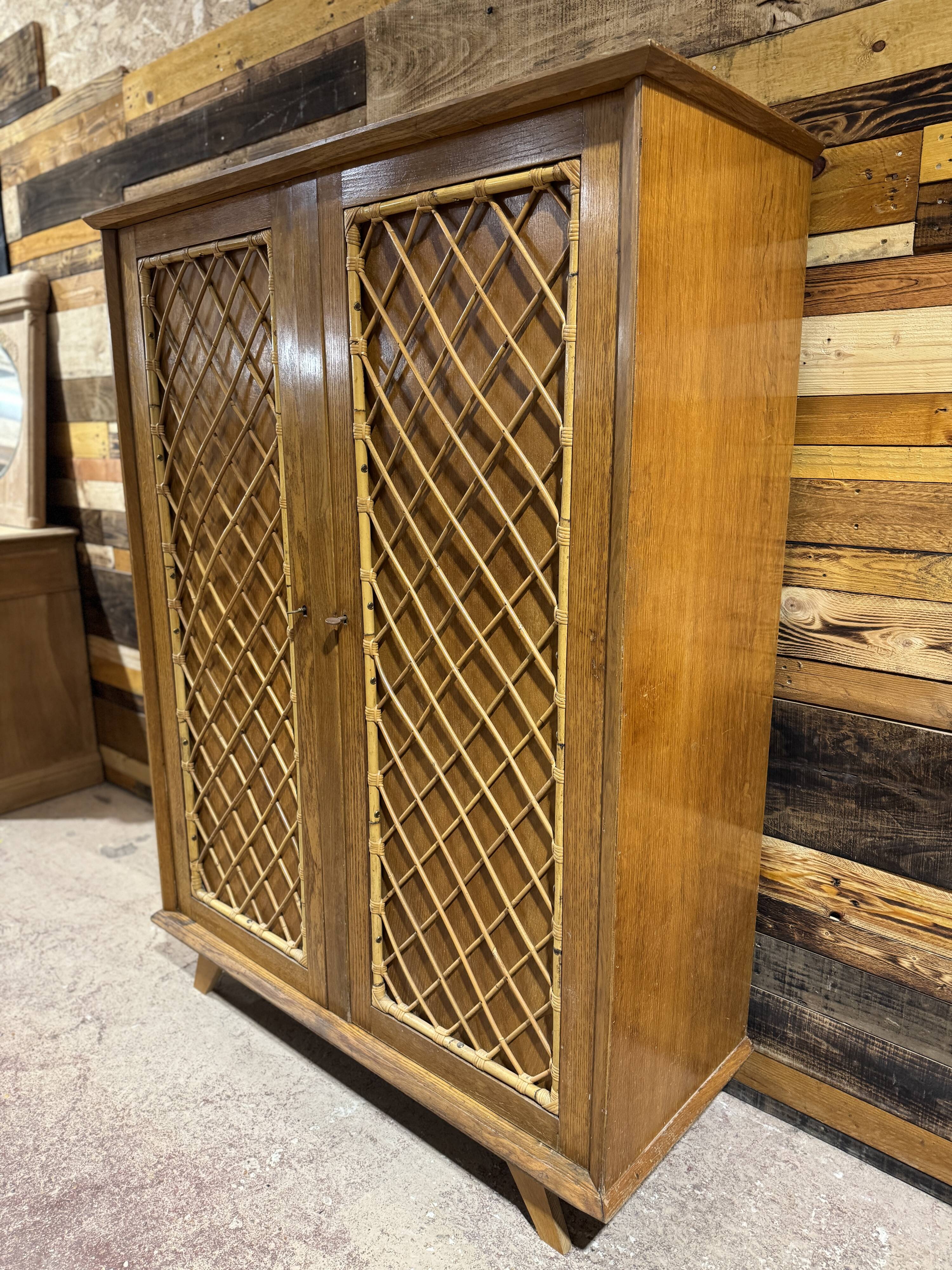 Armoire vintage en rotin et chêne