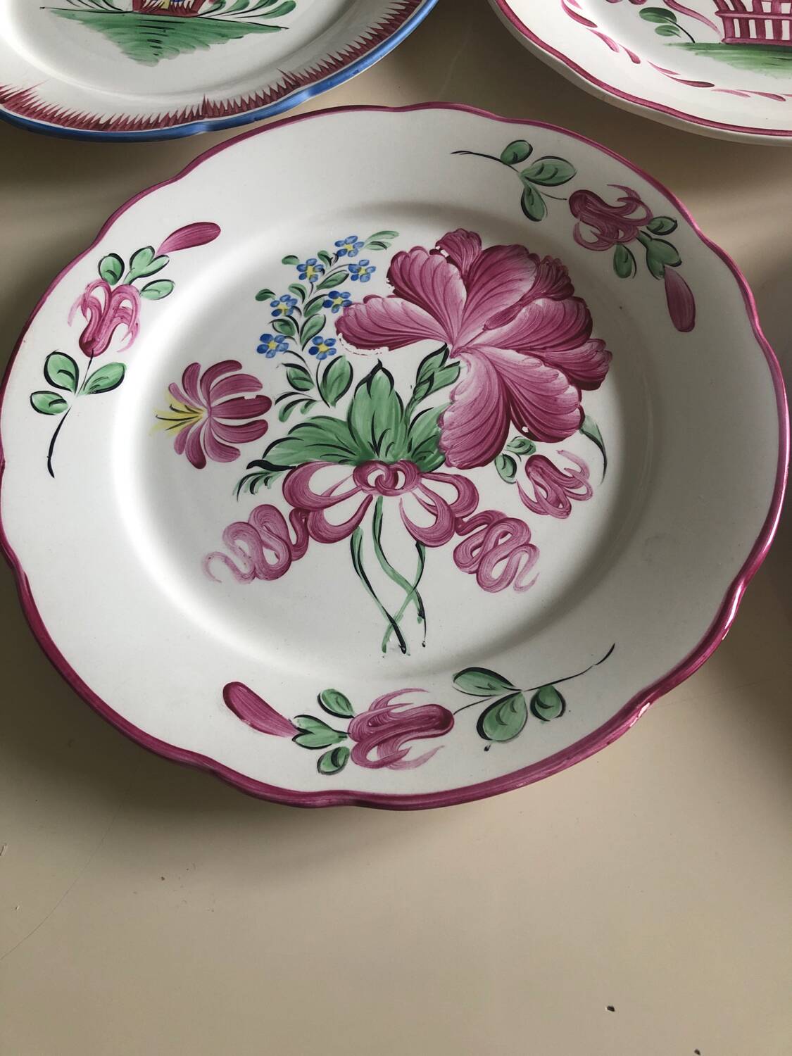 8 assiettes anciennes en faïence d’Art Clamecy décorée main
