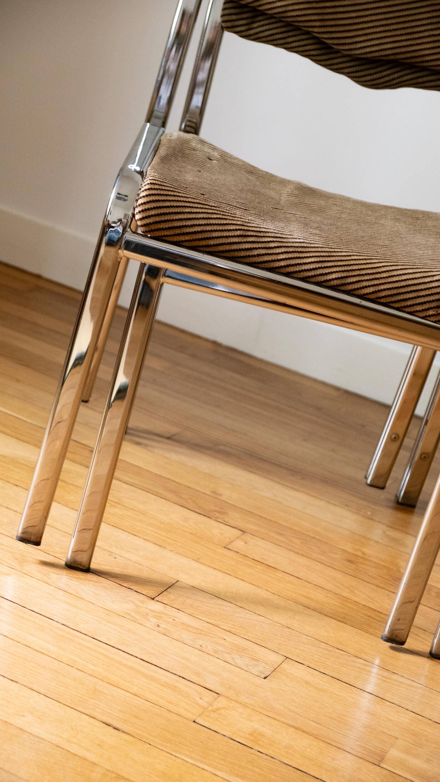 Pair of Italian chairs in chrome metal and fabric - 1970s
