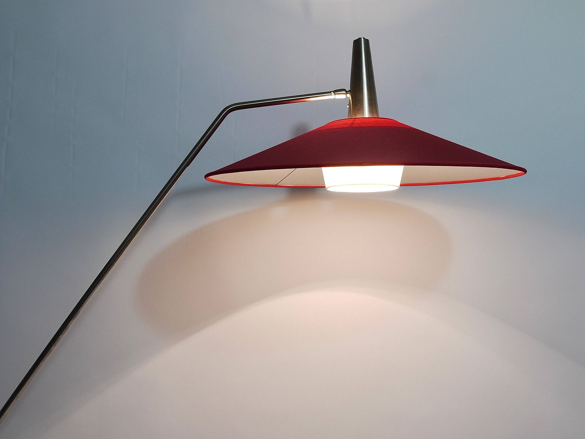 Articulated floor lamp with counterweight mid-century by Rupert Nikoll, nickel, brass.