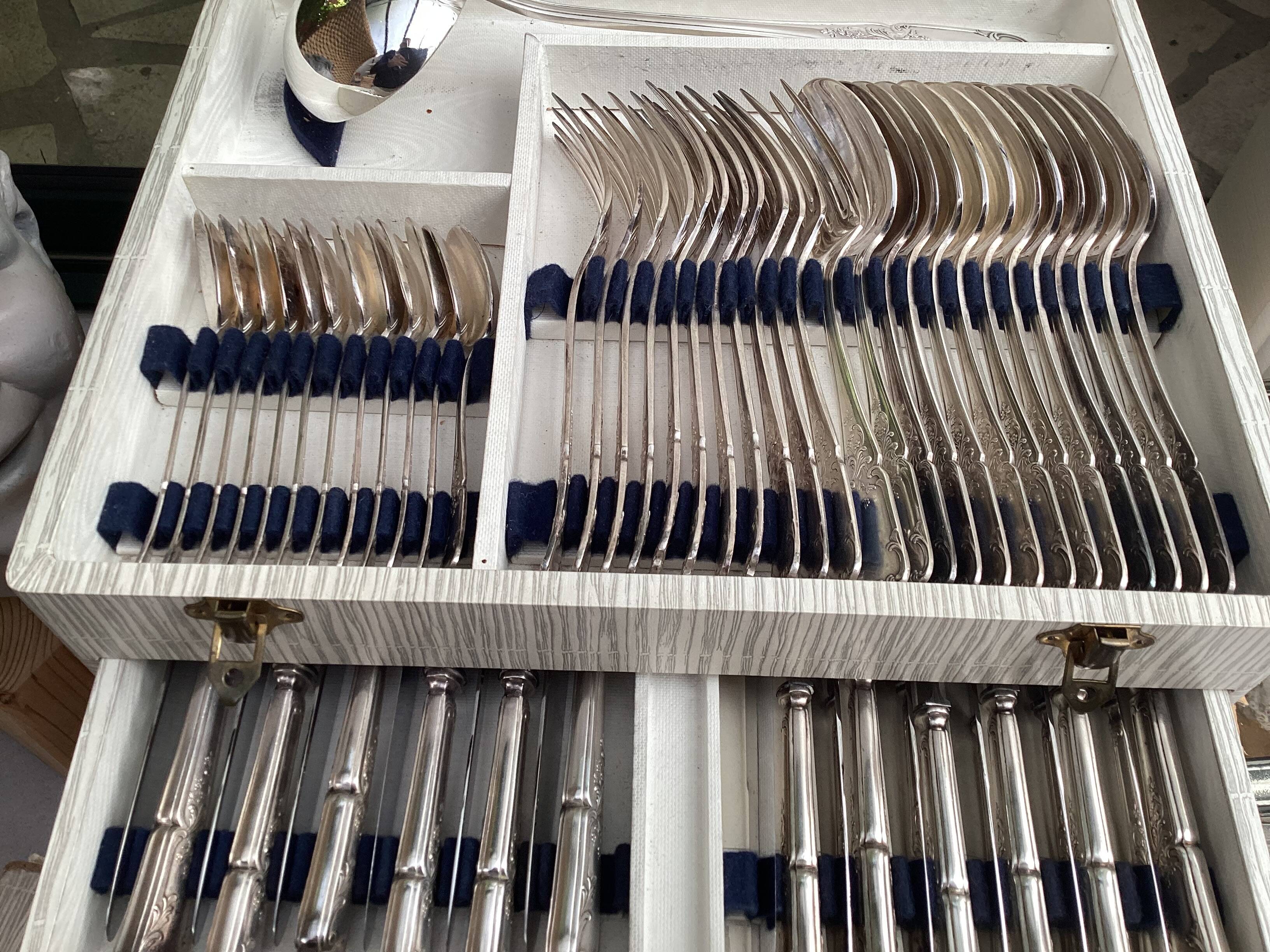 Old cutlery set for 12 place settings, 61 pieces in silver-plated metal, 84g.